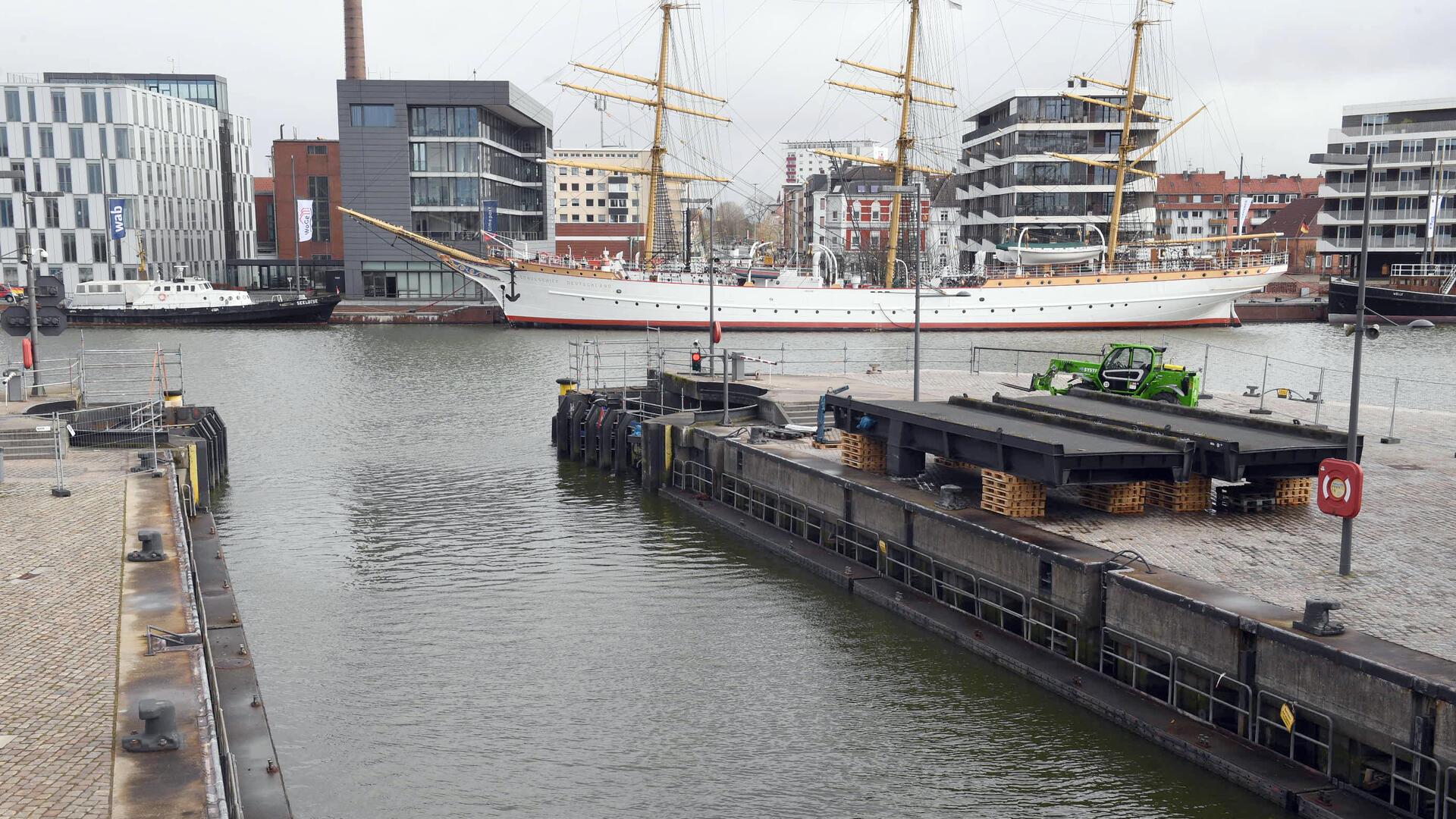 Blick in die Schleuse am Neuen Hafen. Die Sperrung dauert länger als geplant.