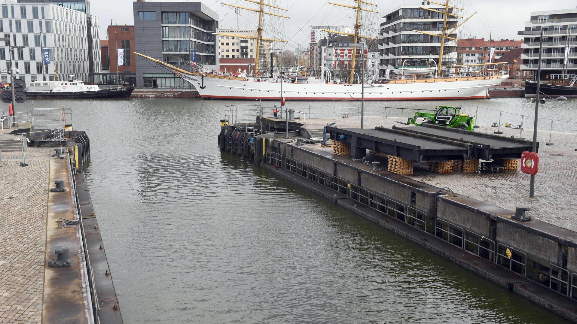 Blick in die Schleuse im Neuen Hafen. Schon wieder eine Änderung.