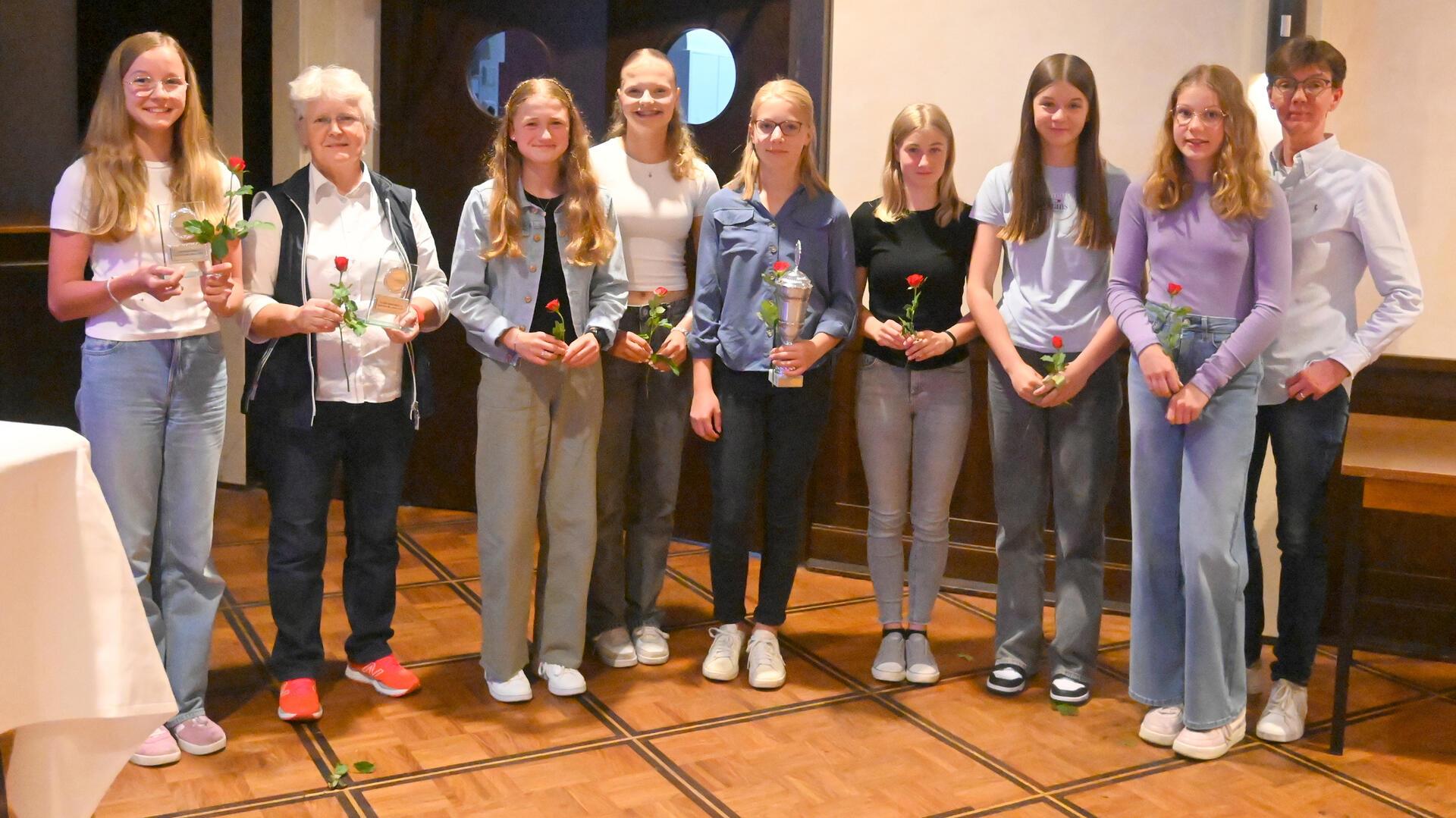 Sportlerinnen des Jahres und Team des Jahres: Rieke Wittich, Manuela Schradick, Lahja Diekmann, Stine Wittich, Tamia Kett, Pia Schloh, Mina Kosch und Marit Hinck. Es fehlt Friederike Mildner. Für 30 Jahre Abteilungsleiterin Tischtennis wurde Sandra Kriegsmann (re.) geehrt.