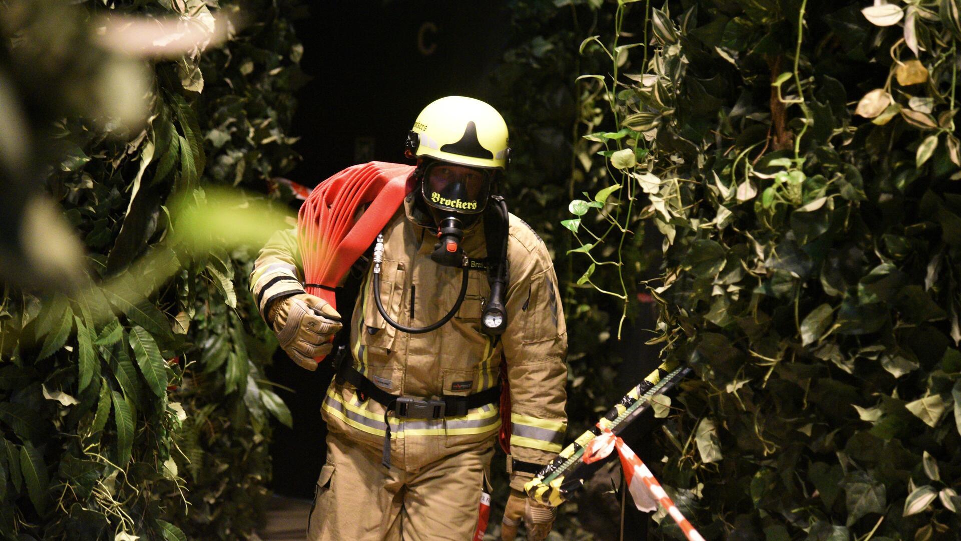 Ein Feuerwehrmann mit Atemschutzmaske