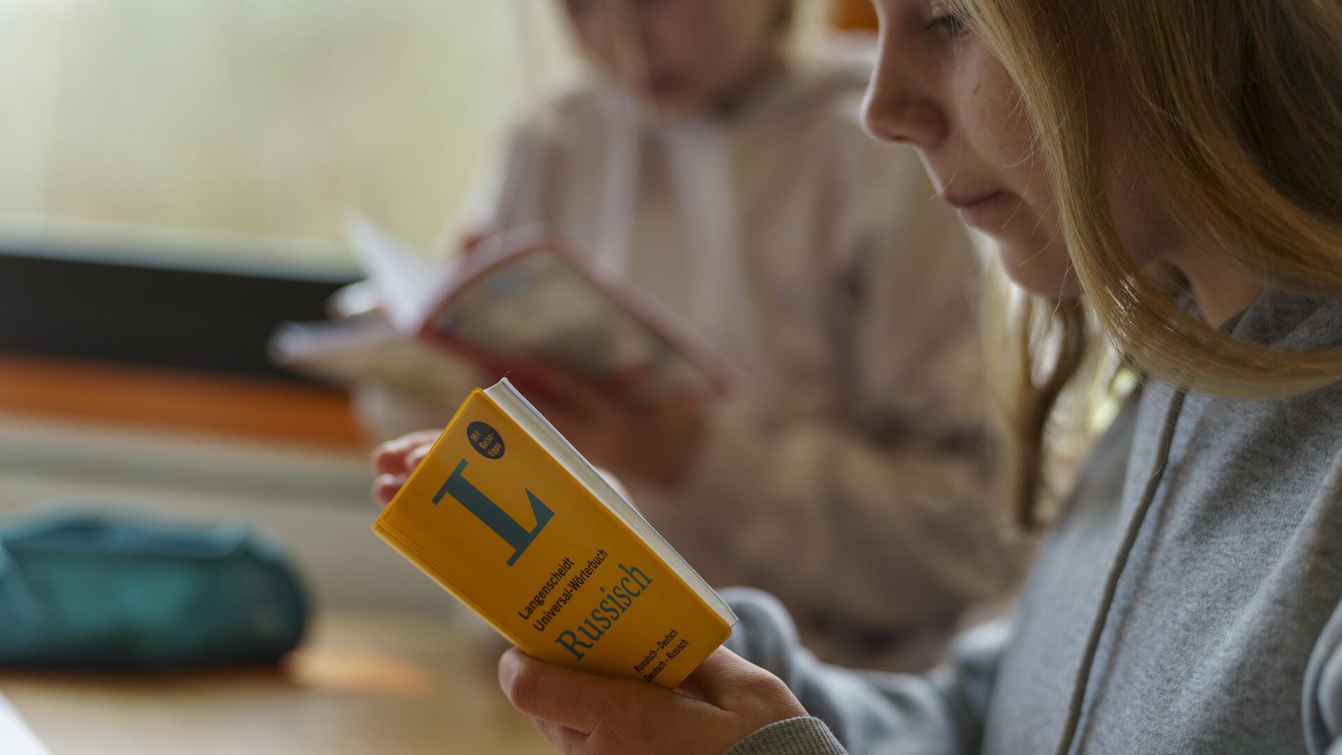 Sofiia (14, Ukraine) lernt beim Unterricht in einer Intensivklasse mit einem Taschenwörterbuch Russisch-Deutsch/Deutsch-Russisch.