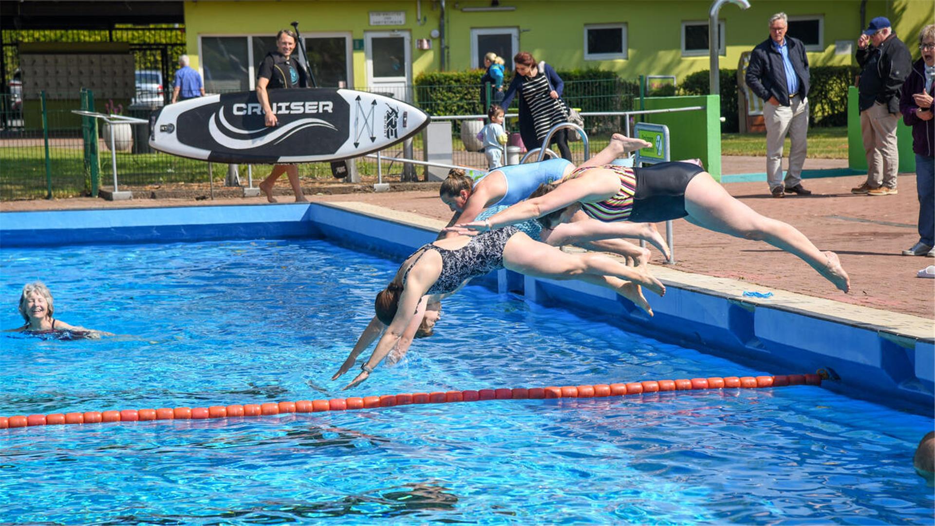 Sprung ins kalte Nass: Anbaden im Freibad Grünhöfe in Bremerhaven. 