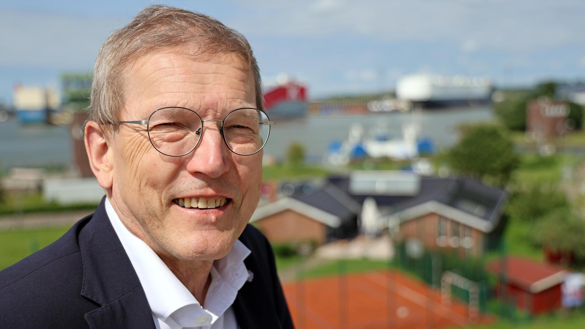 Stades scheidender Regionalbischof Hans Christian Brandy auf dem Aussichtsturm im Hafen von Bremerhaven, im Hintergrund das Autoterminal der Seestadt und der Seemannsclub "Welcome". Seit 2010 ist er der leitende Theologe im hannoverschen Kirchenbezirk zwischen Elbe und Weser, die Seemannsmission war ihm in dieser Zeit immer besonders wichtig.