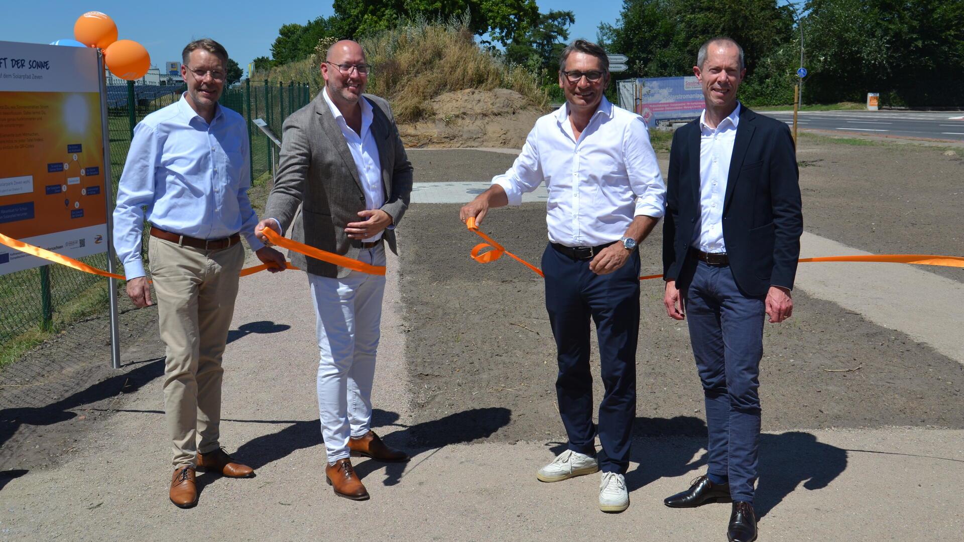Stadtwerke-Geschäftsführer Marcel Meggeneder (Zweiter von rechts) und die Lisega-Chefs Patrick Grabowski (Zweiter von links) und Peter Vogt (rechts) eröffnen gemeinsam mit Stadtdirektor Henning Fricke den Solarpfad in Aspe.