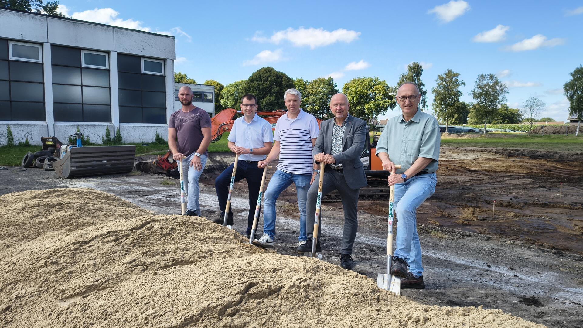 Startschuss für die Neugestaltung des Iselersheimer Ortskernes: Frank Quell (von rechts), Bürgermeister Michael Hannebacher und Thomas Popp aus dem Bremervörder Rathaus mit dem Iselersheimer Ortsbürgermeister Matthias Haak und Bauleiter Martin Ohm von der Firma Jacobs.