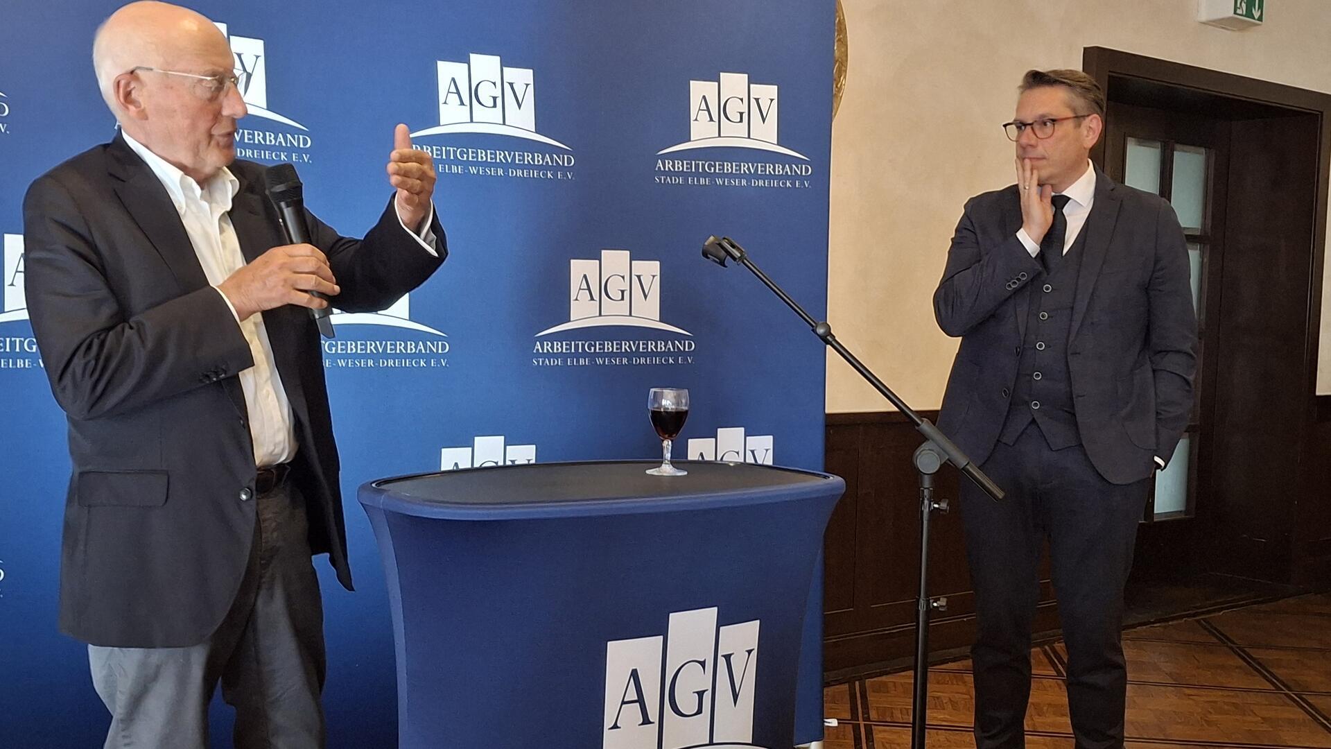 Stefan Aust, Journalist und Buchautor, führte bei der AGV-Versammlung in Bremervörde eine lange Mängelliste für den deutschen Staat auf. Rechts AGV-Vorsitzender Dr. Michael Schröder.