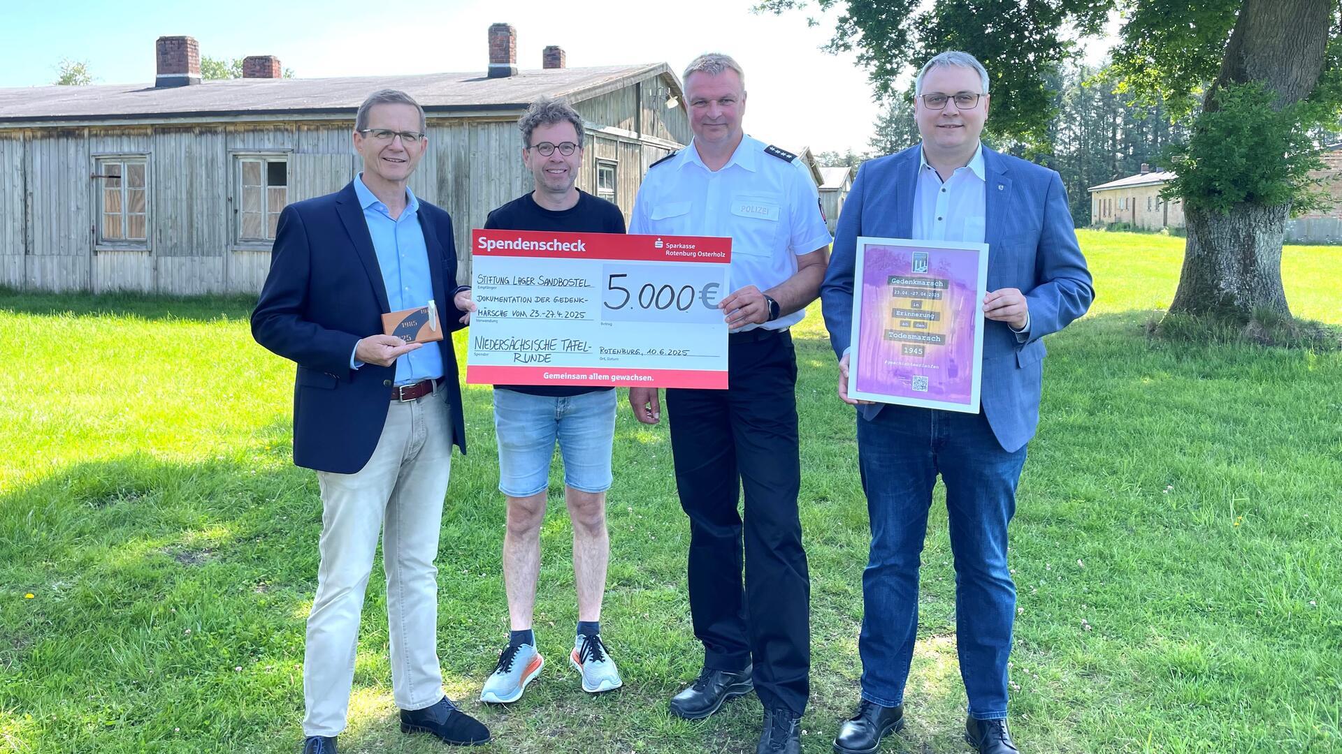Stefan Kalt, Kuratoriumsvorsitzender der Niedersächsischen Tafelrunde (von links), Michael Freitag-Parey von der Gedenkstätte Lager Sandbostel, Michael Butt, Demokratiepate Polizeikommissariat Zeven und Landrat Marco Prietz. 