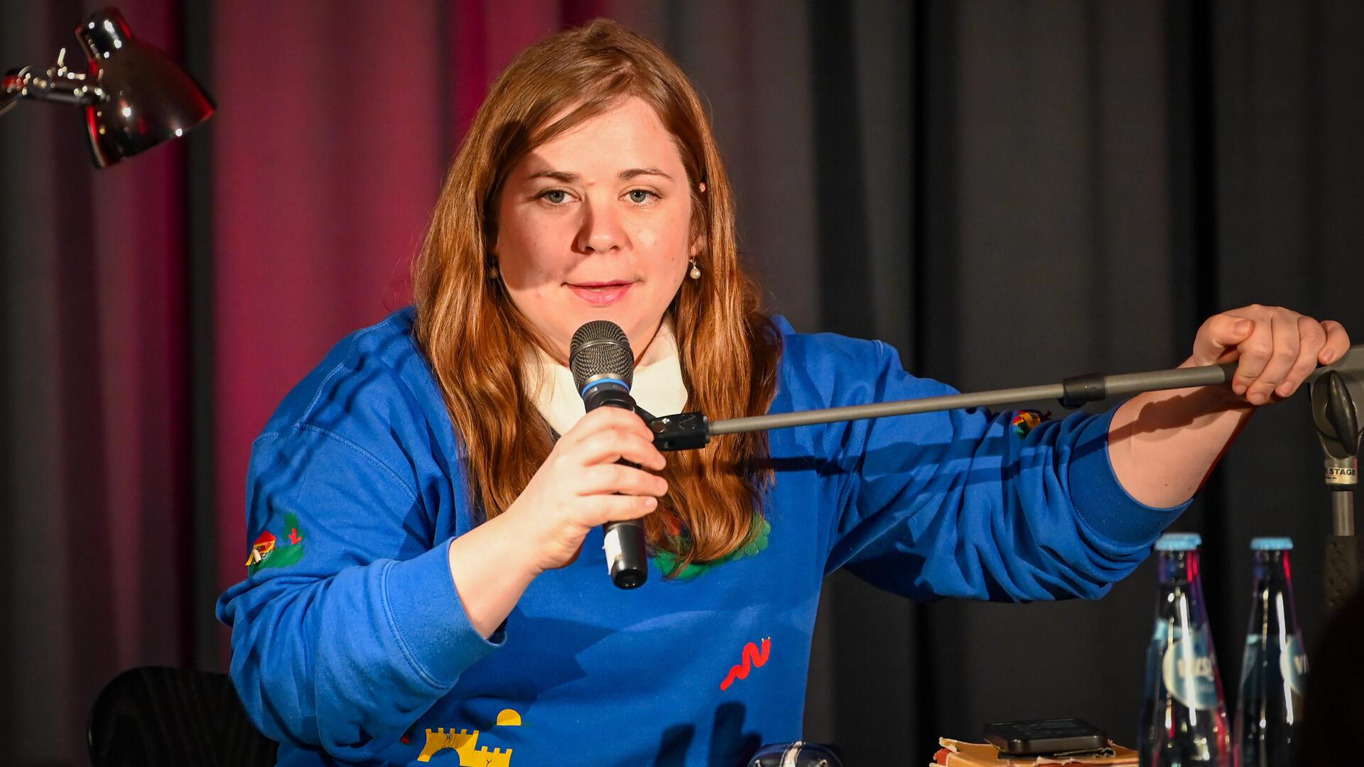 Eine Frau hält ein Mikrofon: Stefanie Sargnagel bei den Literarischen Wochen in Bremerhaven.