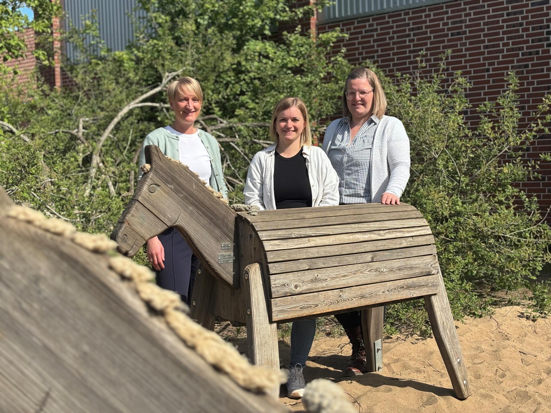 Stehen an der Spitze des Grundschulfördervereins (von links): Hilke Hastedt (2. Vorsitzende), Marit Dahl (Kassenwartin), Julia Tietjen (1. Vorsitzende). Nicht im Bild ist Schriftführerin Franziska Pape.