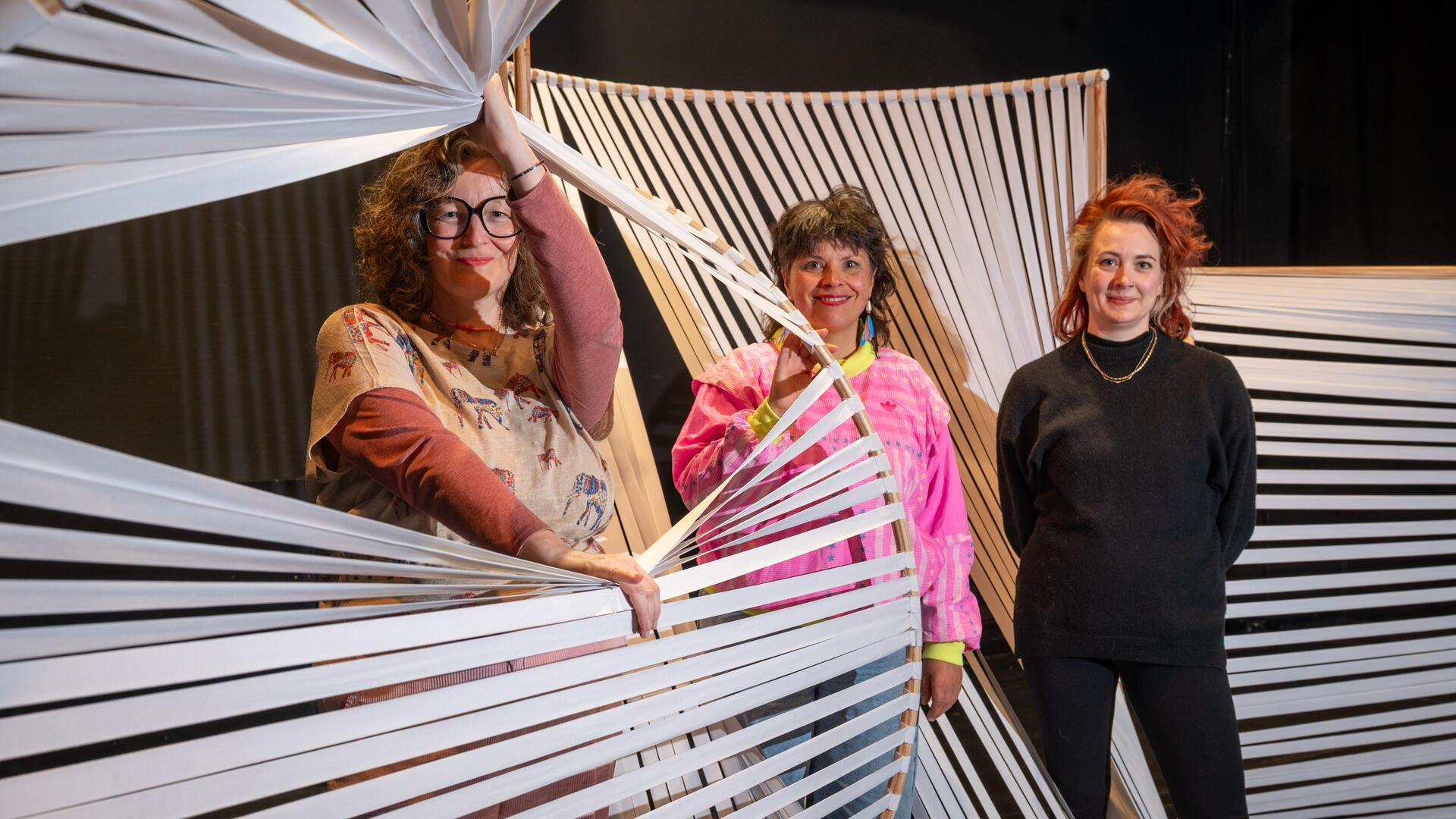 Stehen mitten im - flexiblen - trojanischen Pferd: Dramaturgin und JUB-Leiterin Bianca Sue Henne (von links), Sonja Elena Schroeder (Inszenierung) und Rabea Stadthaus (Bühne und Kostüme) freuen sich auf die Premiere am 5. Oktober.