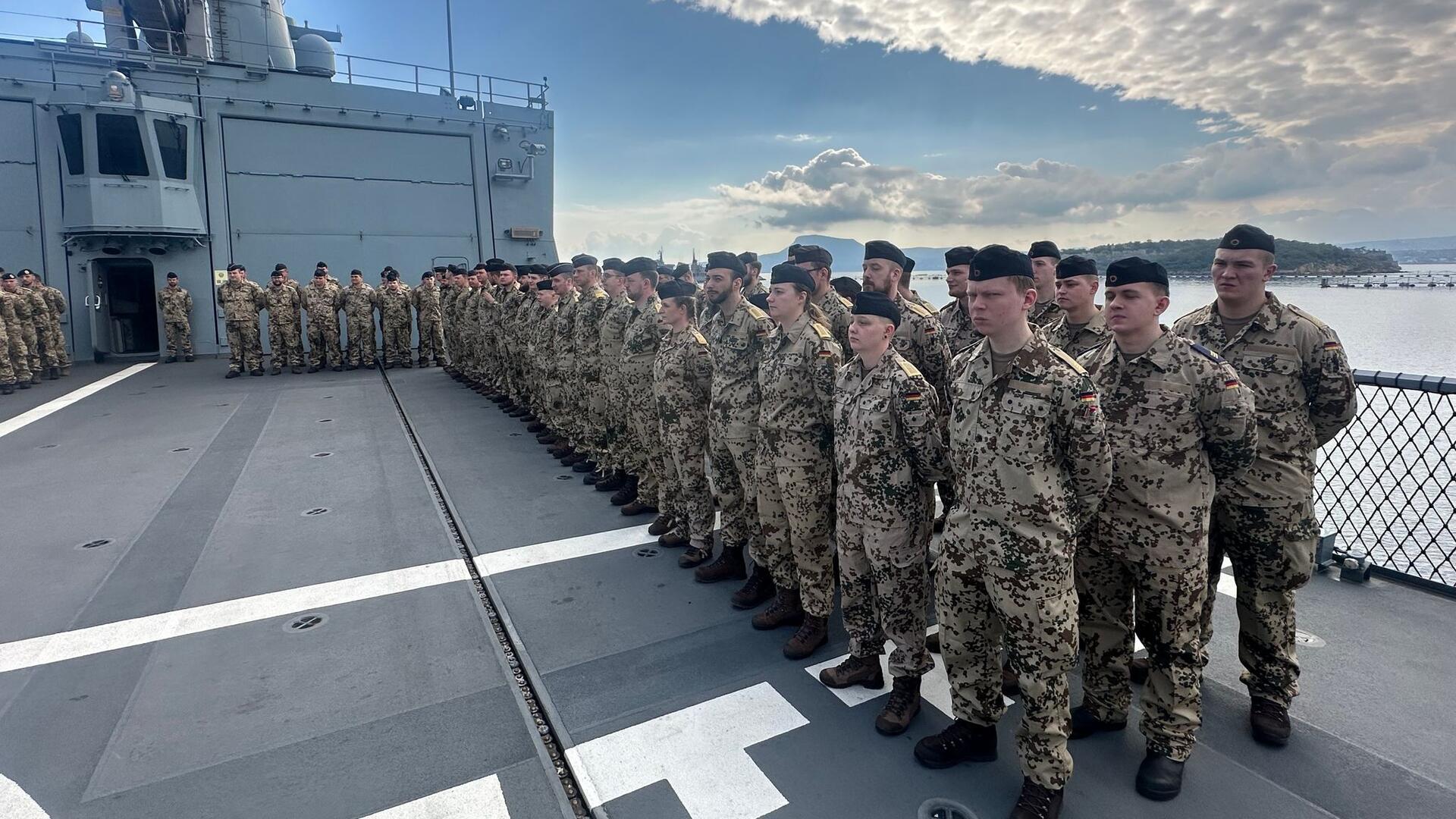 Bilder des Tages Still gestanden! Deutsche Soldaten stehen an Bord der Fregatte „Hessen“ vor Kreta und warten auf den Besuch von Verteidigungsminister Pistorius. Das Mandat des Bundestags vorausgesetzt, soll sich das Schiff an einem internationalen Marine-Einsatz im Roten Meer beteiligen.