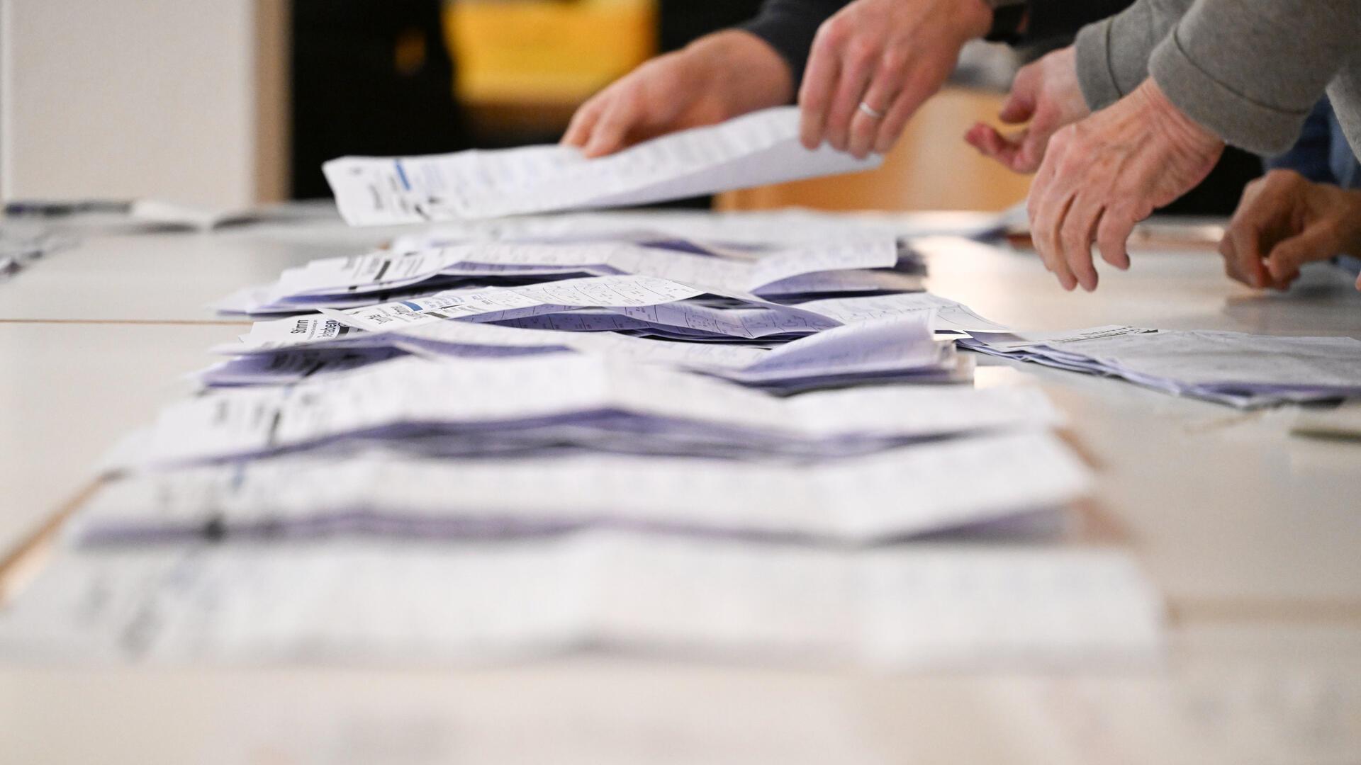 Stimmzettel für die Bundestagswahl werden ausgezählt.