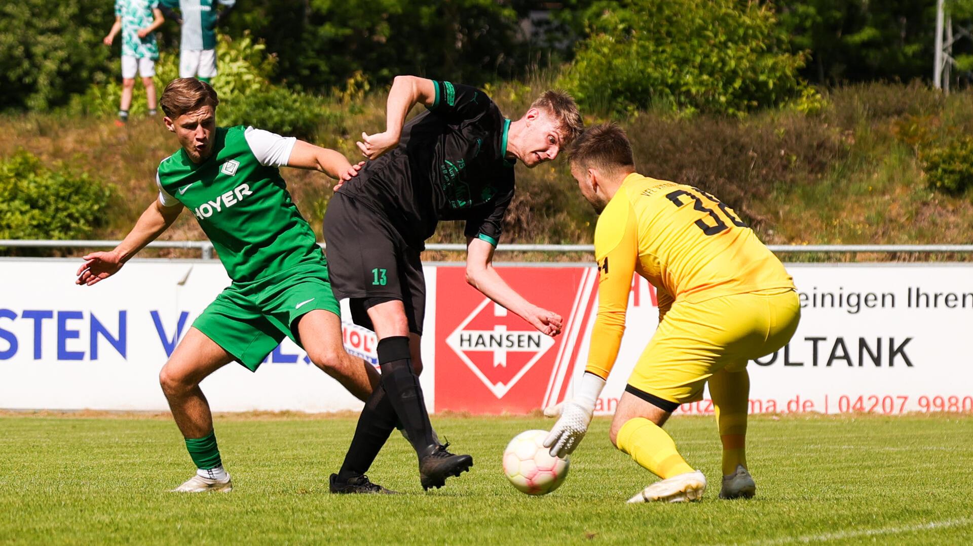 „Stolli" der Matchwinner: Karlshöfens Michel Stolzenberg nutzt die Unstimmigkeit in Vissels Defensive und spitzelt den Ball ins Netz.