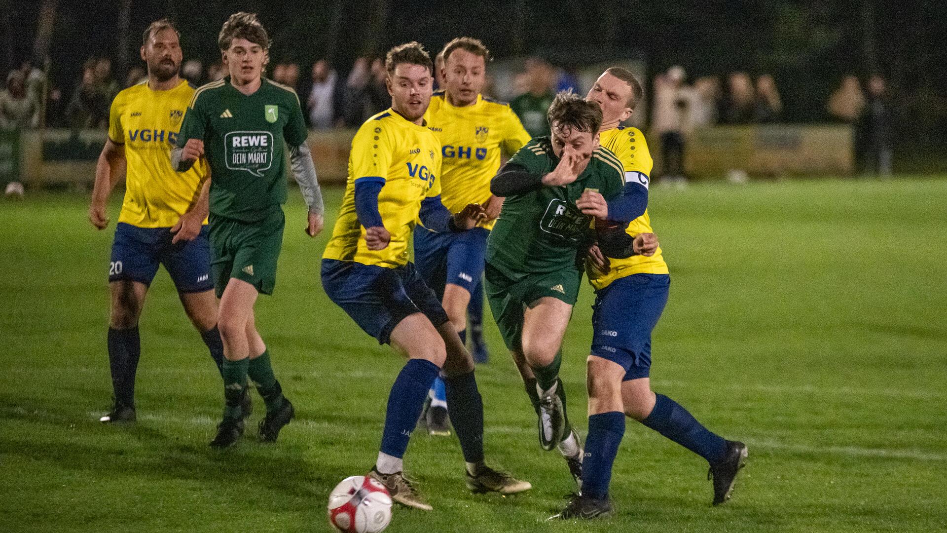 Strafstoß in der Nachspielzeit - der Tarmstedter Bennet Bruns wird von Pascal Steffens gefoult. Tjard Albrecht nutzt den Elfmeter zum 2:3-Anschlusstreffer für den TuS.