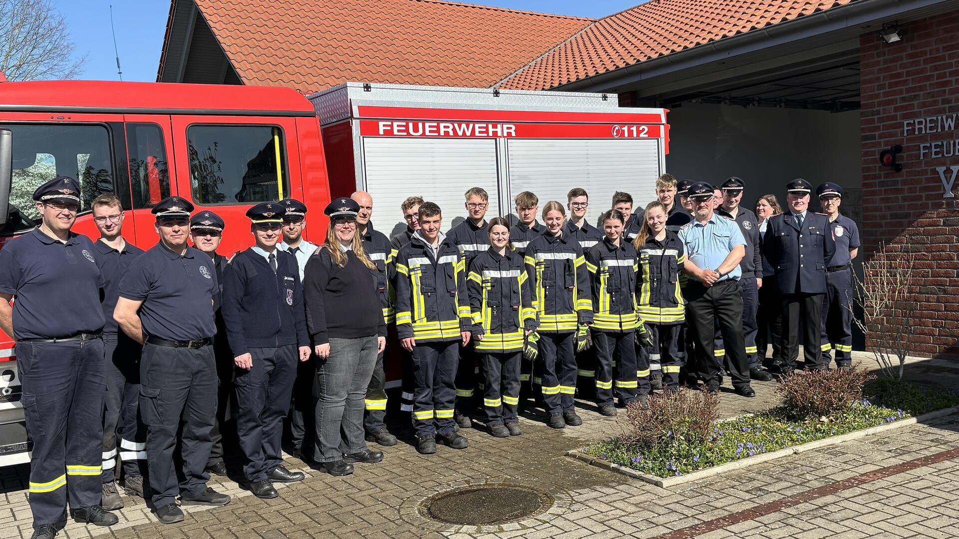 Die neuen Feuerwehrseinsatzkräfte mit ihren Ausbildern. Acht Wochen lang haben die Nachwuchskräfte mit ihren Ausbildern an der Qualifitkationsstufe 1 gearbetet. 