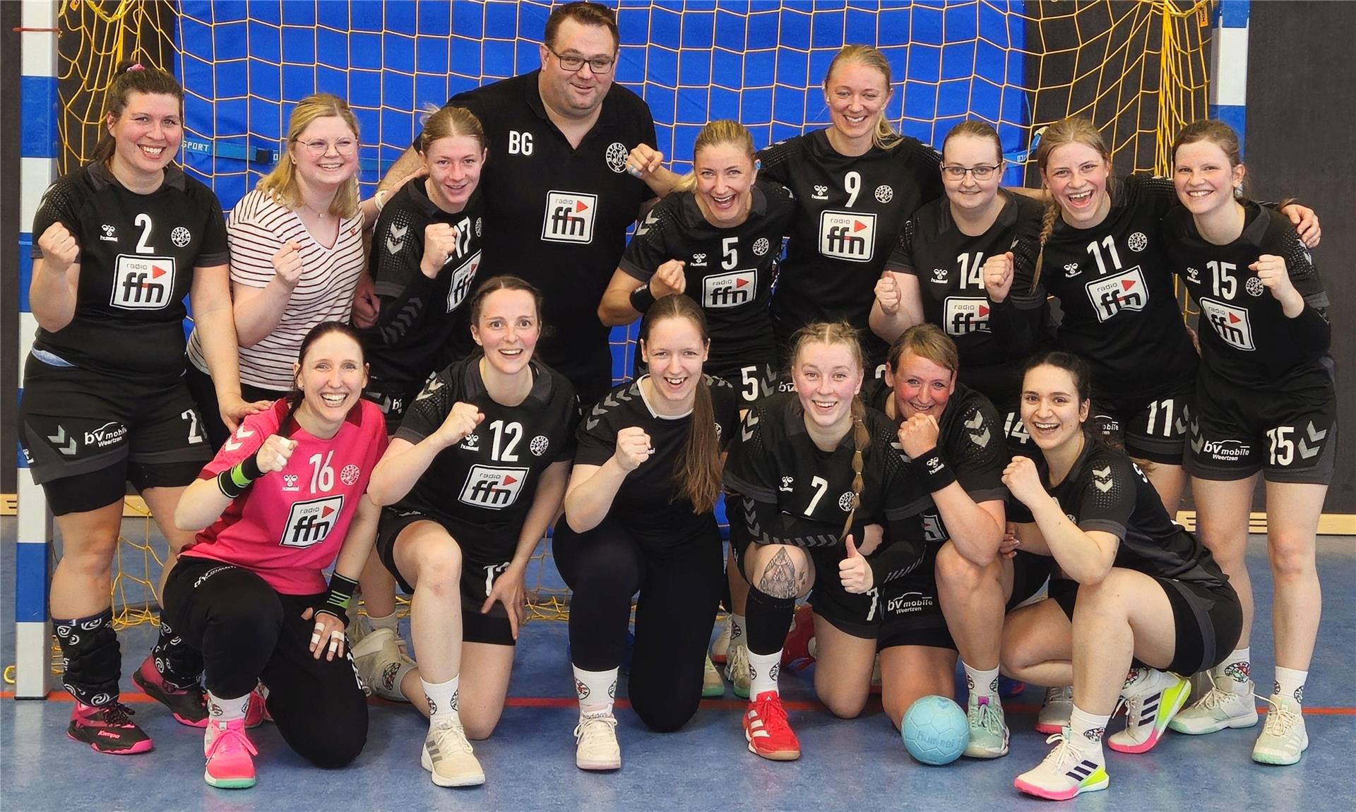 Strahlende Gesichter bei den Spielerinnen des VfL Sittensen und ihrem Trainer Boris Geyer. Der Aufsteiger hat in der Regionaloberliga eine starke Saison gespielt und mit drei Punkten weniger als der Meister einen beachtlichen vierten Platz belegt.