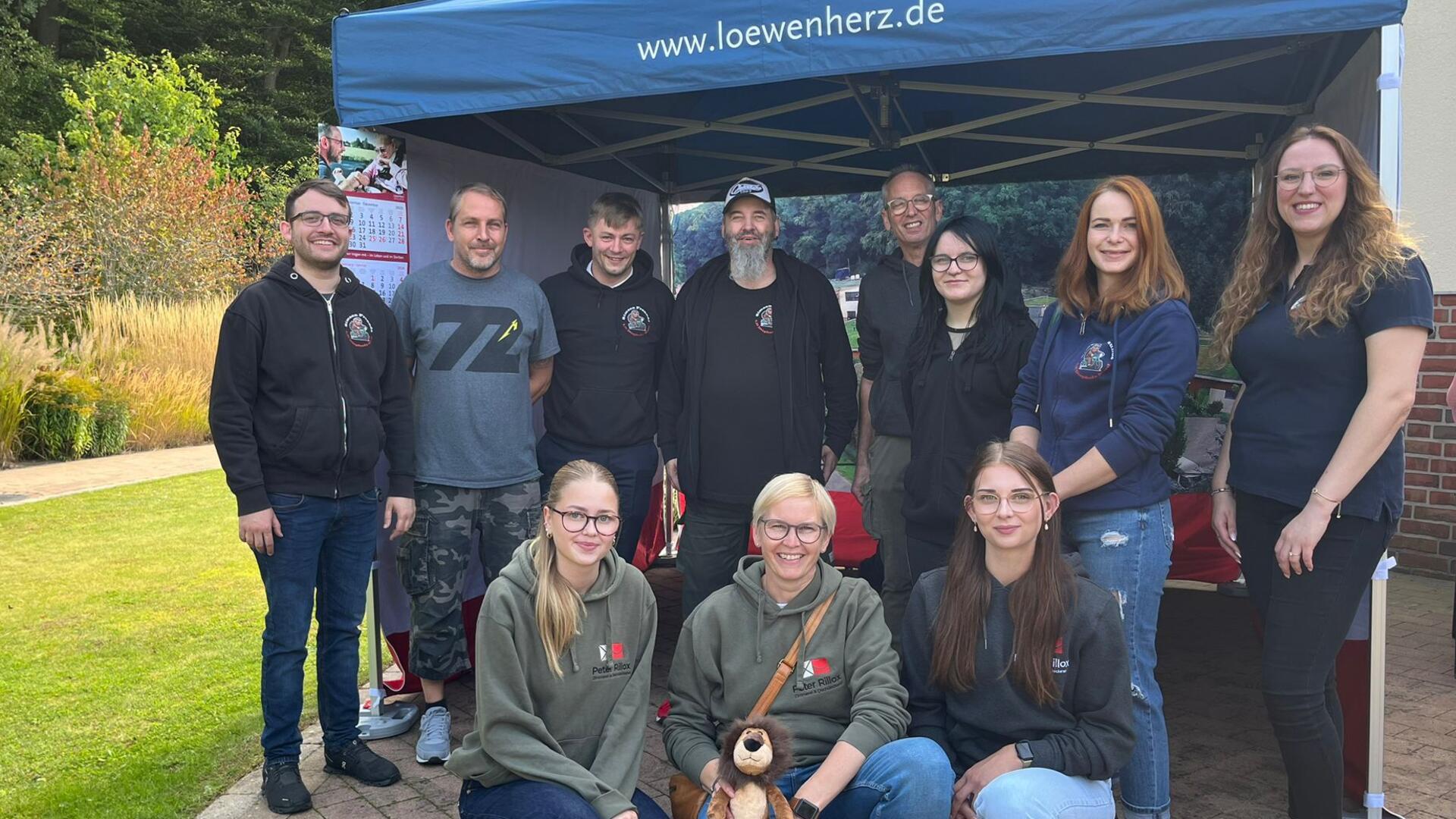 Strahlende Gesichter bei der Spendenübergabe.