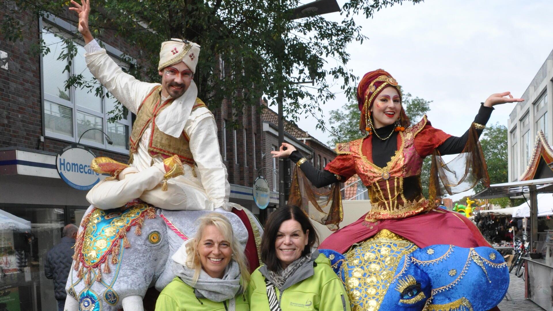 Strahlende Gesichter beim Team vom Bremervörder City- und Stadtmarketing Bremervörde. Für eine abschließende Bewertung des neuen Konzeptes sei es zwar noch zu früh, sagte Bärbel Hensel (Zweite von rechts) zur BZ. „Doch geht es auf alle Fälle schon mal in die richtige Richtung", betonte die Citymanagerin mit Blick auf die Neuausrichtung von Ladenhütermarkt und Sonntagsshopping in Kombination mit dem neuen Stadtrummel.