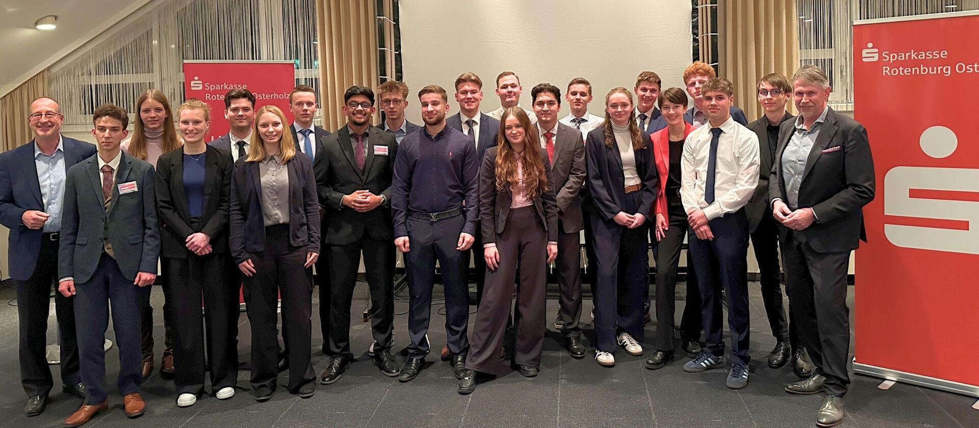 Stresssituation gemeistert! Die Schülerinnen und Schüler des Gymnasiums Bremervörde und der BBS Bremervörde waren nach ihren Präsentationen erleichtert. Auch MIG-Spielleiter Andreas Mätzold (links) und Marco Tulodetzki von der Sparkasse Rotenburg Osterholz (rechts) zogen am Ende ein positives Fazit. 