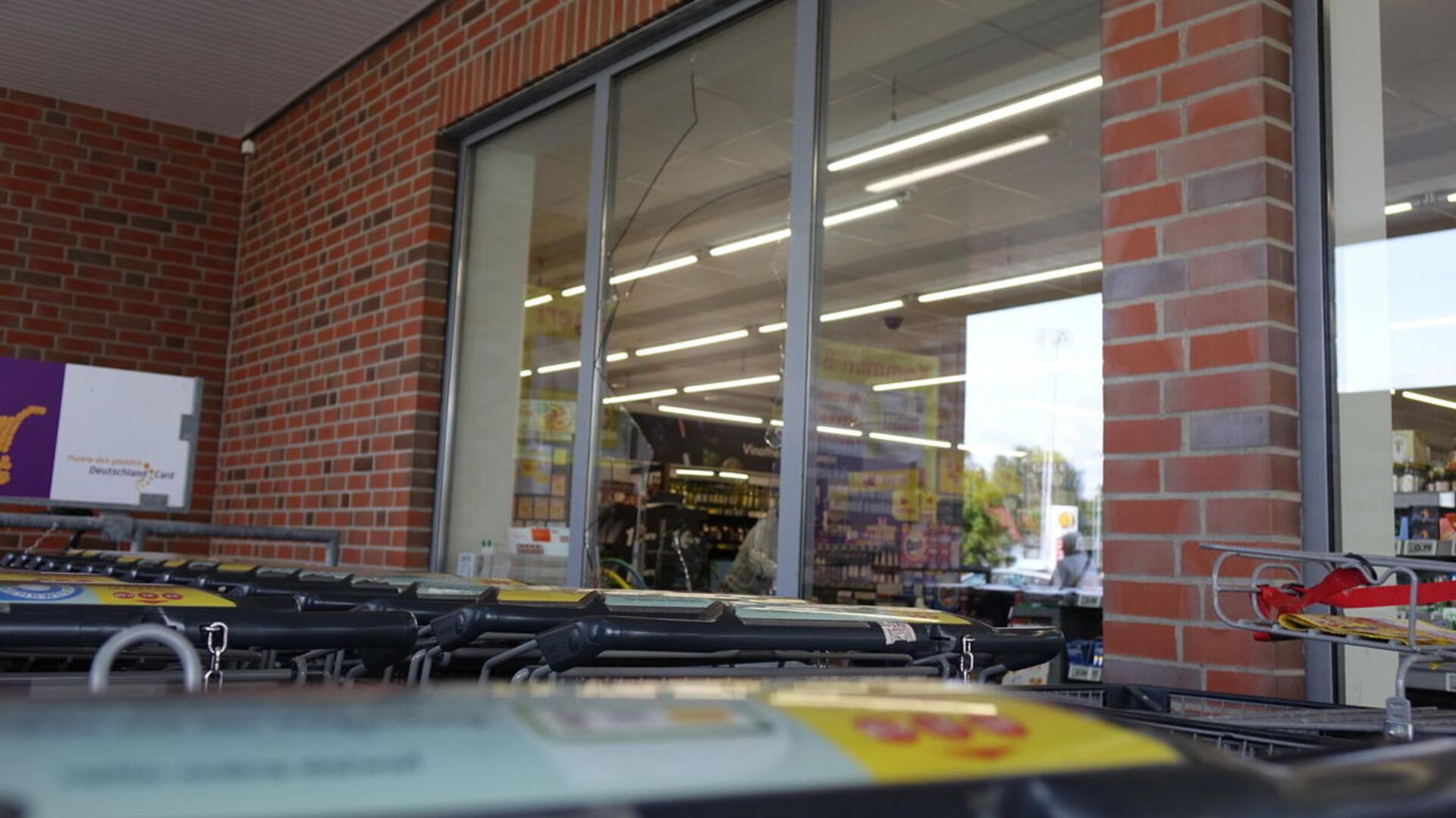Stunden nach der Tat soll der Beschuldigte in einen Discounter an der Brockeswalder Chaussee eingedrungen sein und sich dort verschanzt haben.