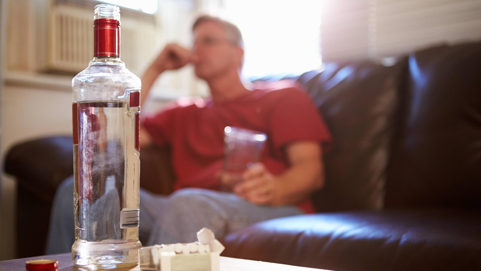 Ein Mann trinkt Alkohol