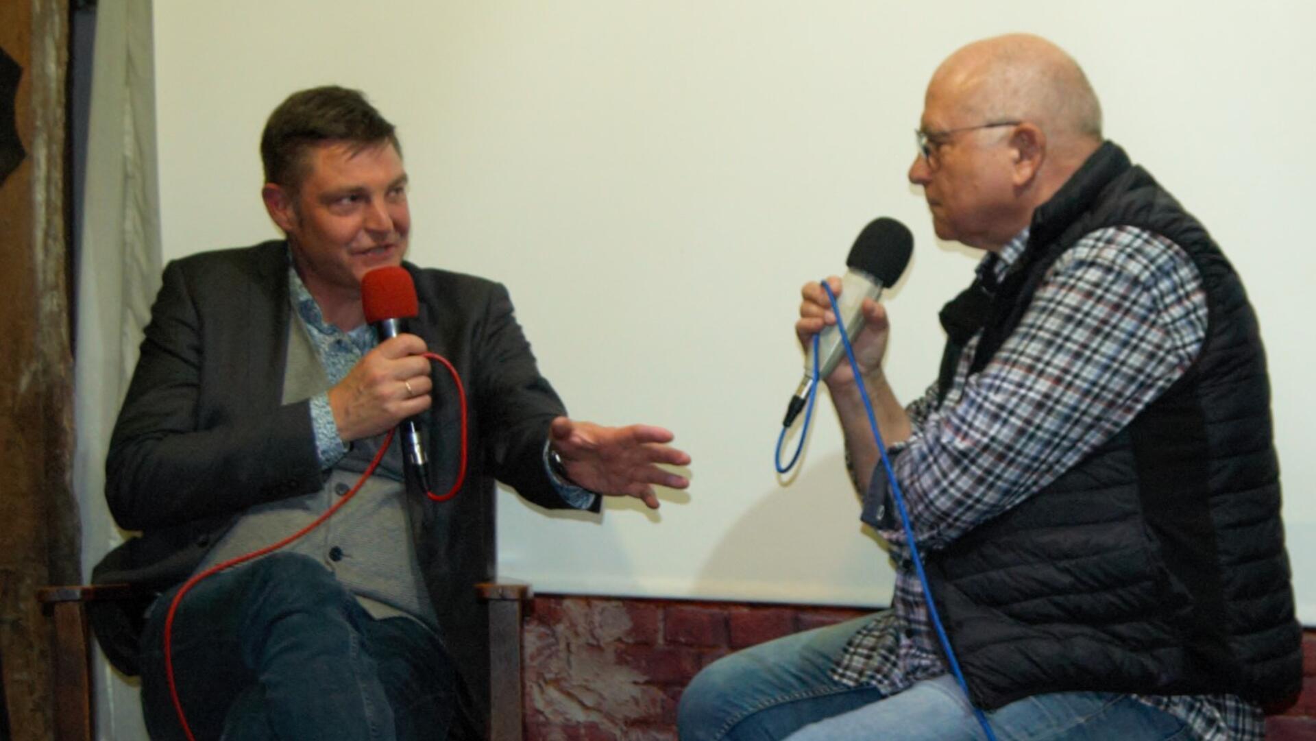 Superintendent Carsten Stock (links) im Gespräch mit Harald-Gerd Brandt auf der Offenser Erzähldiele.