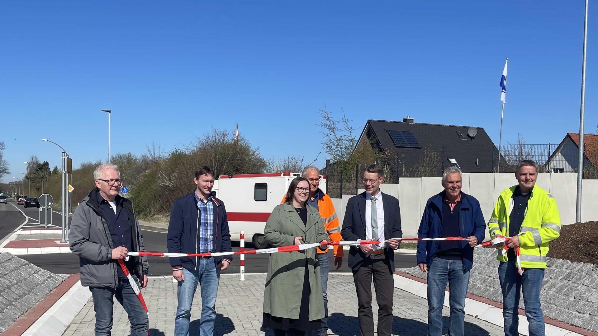 An der L 131 schneiden Vertreter von Firmen und Behörden ein Band durch. Der Verkehr kann wieder rollen.
