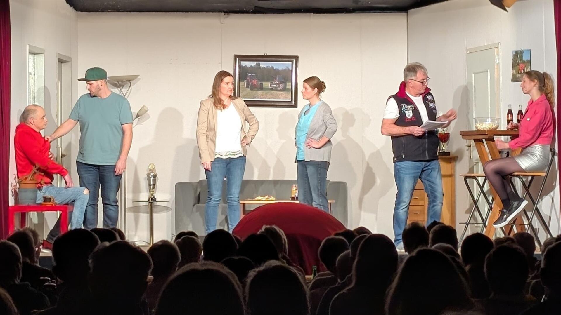Szene aus „De Hochtietsdag“ mit Jürgen Meyer, Eike Gerken, Maike Reith, Sandra Brinkmann, Herbert Fitschen und Fanziska Meyer.