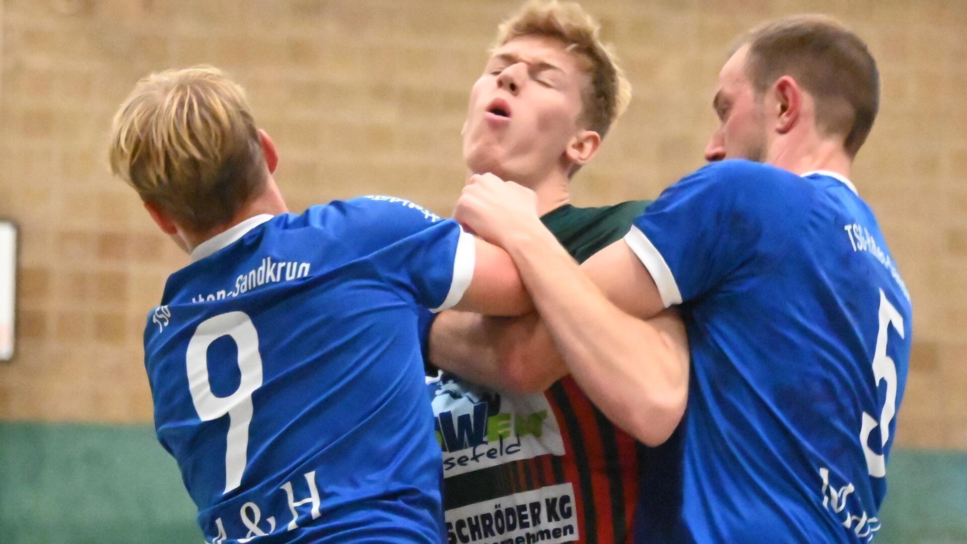 Szene aus dem Hinspiel in Bremervörde: Zwei Spieler nehmen TSVer Marvin Mühlmann unsanft in den Klammergriff. Ein Rückspiel wird es nicht geben, weil die TSG Hatten-Sandkrug eigenen Aussagen nach keinen Ausweichtermin anbieten konnte.
