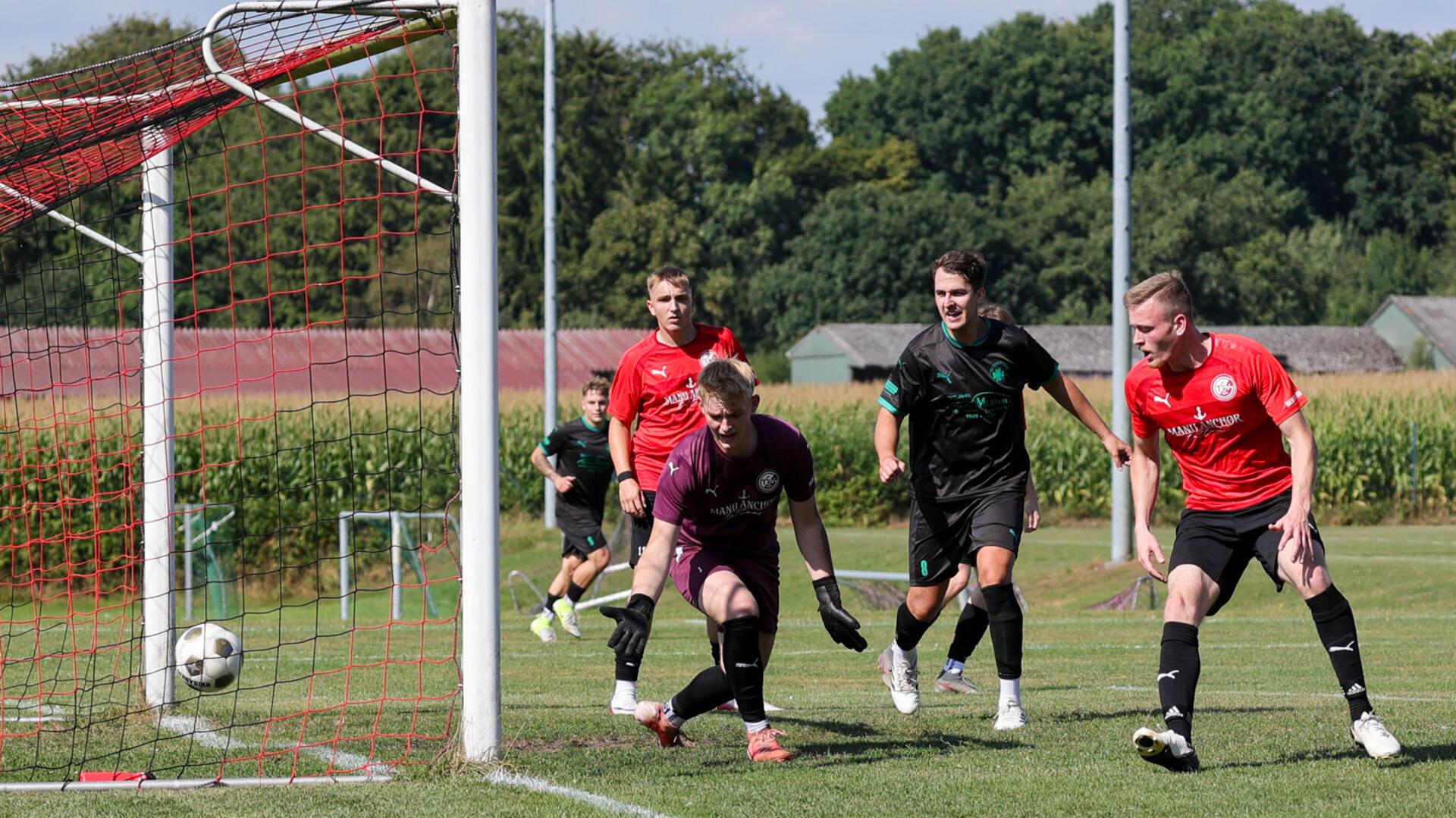 TSV Gnarrenburg - TSV Karlshöfen: Der Kopfball von Karlshöfens Lukas Ringe (nicht im Bild) wurde abgefälscht und fand den Weg zur 2:1-Führung der Kleeblätter ins Tor der Gastgeber.