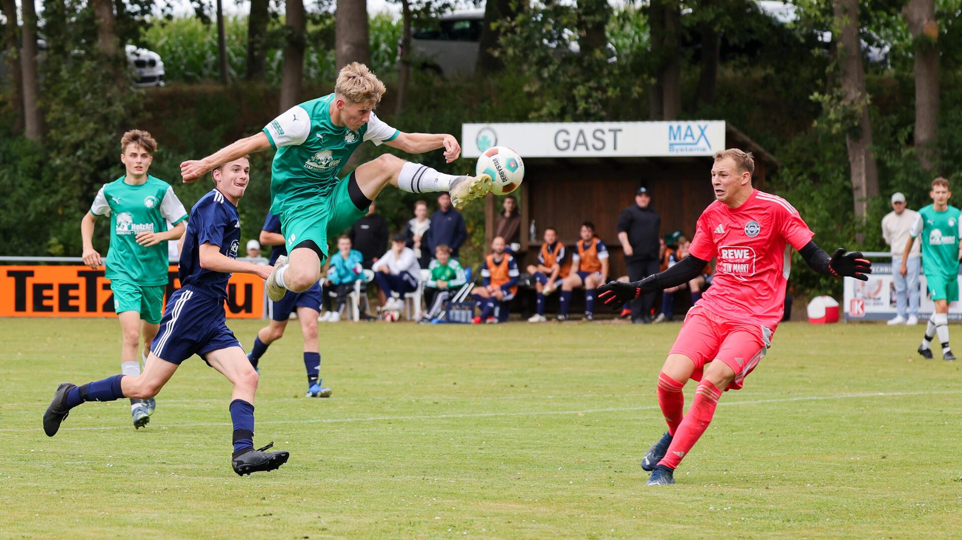Fußballer artistisch beim Torschuss