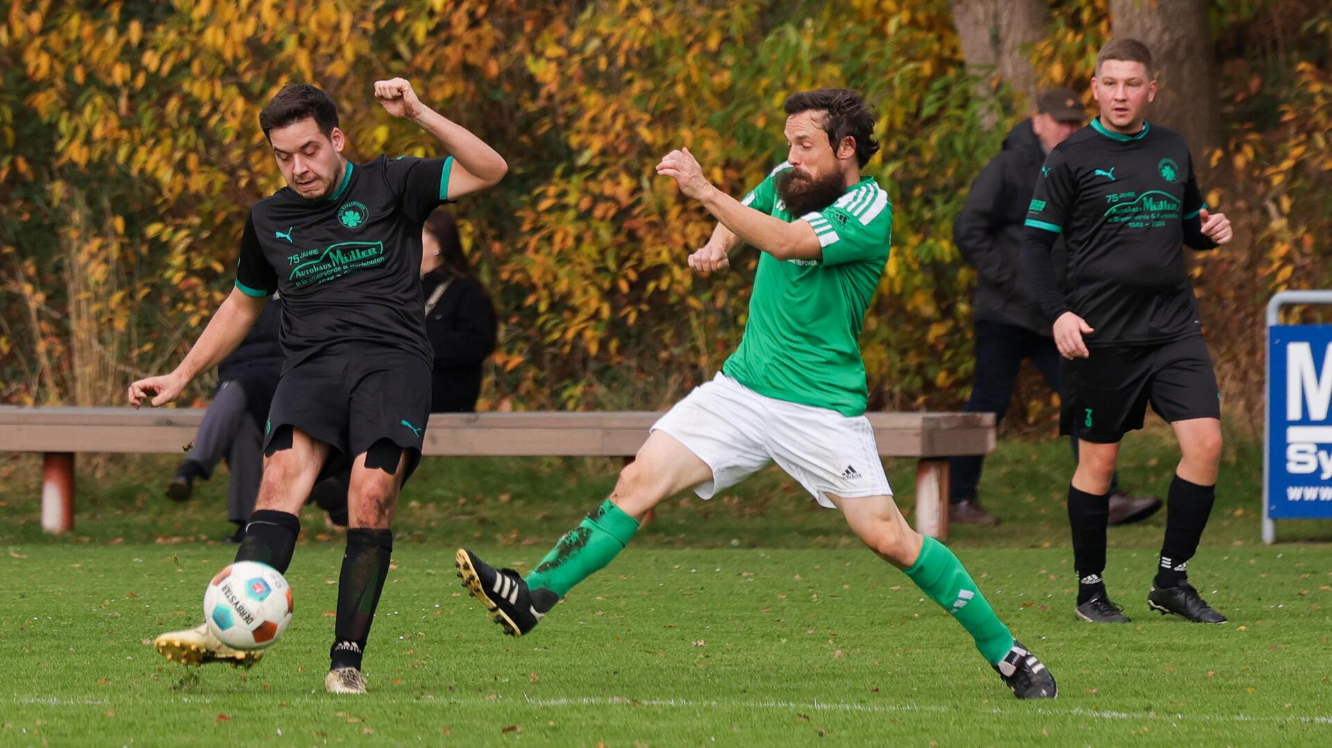 TSV Karlshöfen II - SV Anderlingen II II 0:2 (0:1): Die Gäste, hier mit Patrick Brandt gegen Karlshöfens Nico Bubbel (links), sind wieder Tabellenführer.