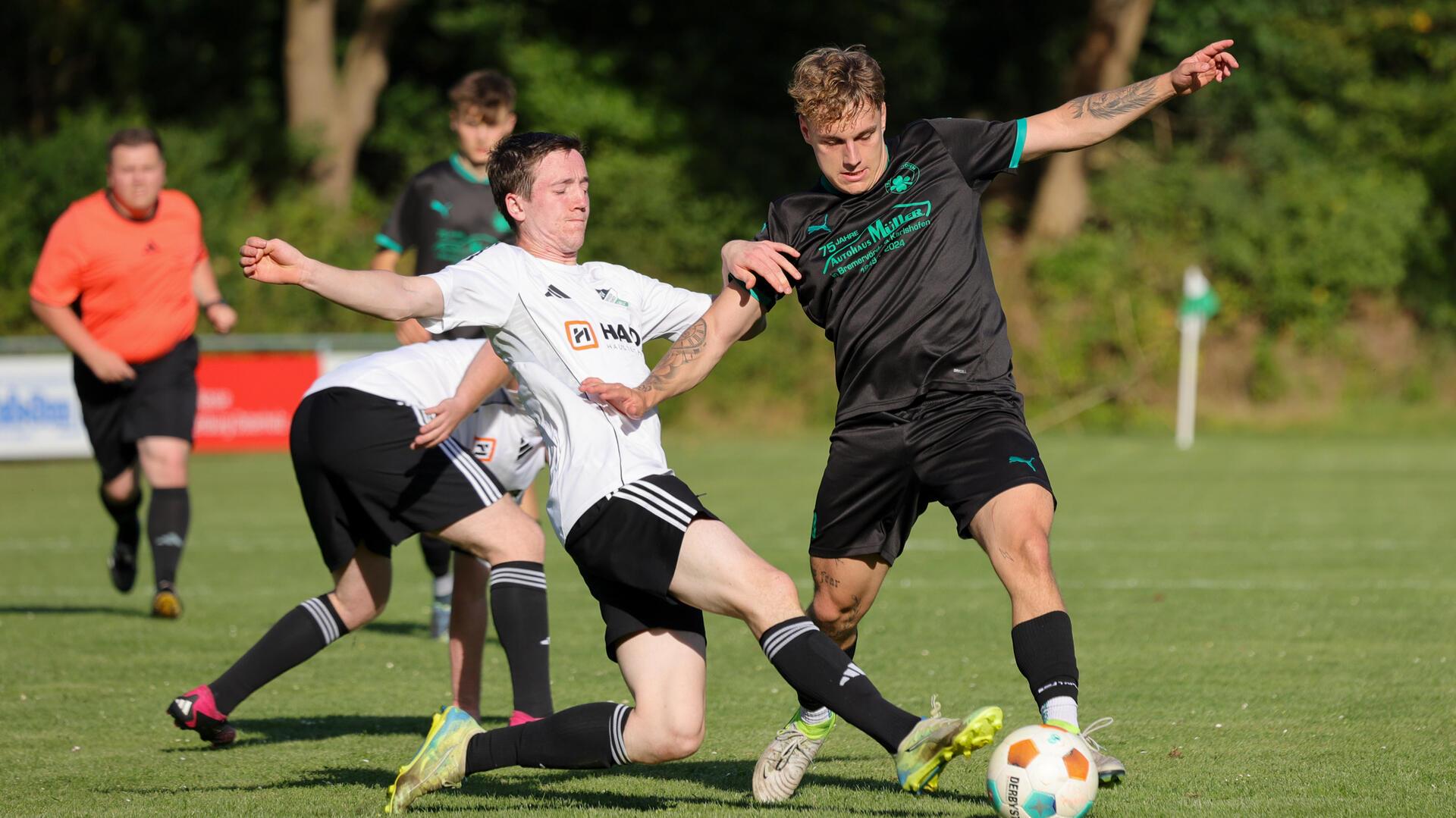 TSV Karlshöfen - SV Ippensen/Wohnste II: Phillip Schmitz gewinnt den Zweikampf gegen SV-Verteidiger Niklas Detjen