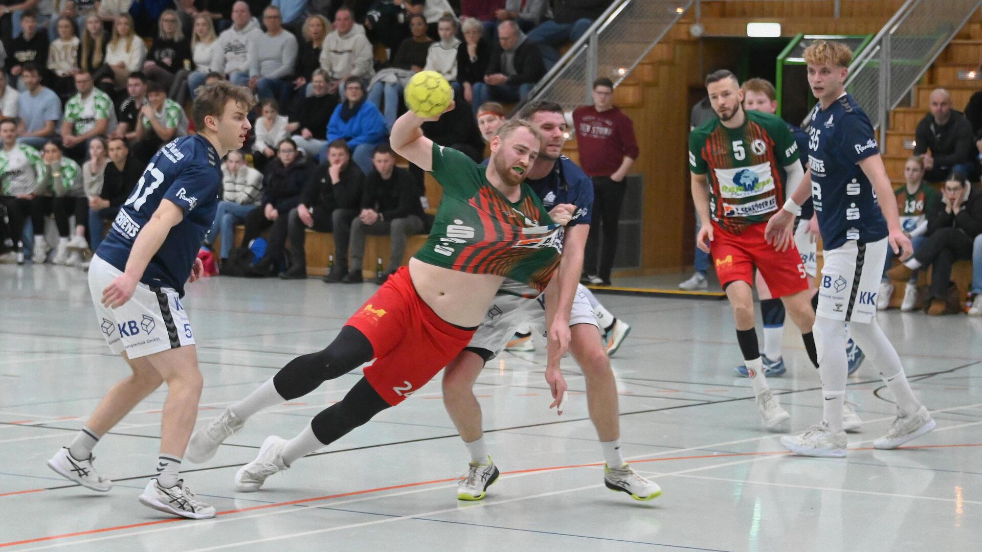 TSV-Kreisläufer Jan-Ole Thode im Zweikampf mit Kilian Behrens.