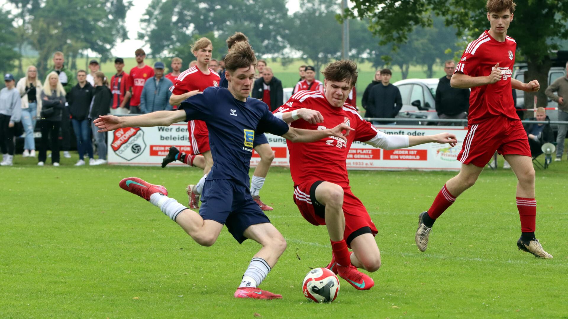 TSV-Torjäger Lenn Nehring (links) vergab das frühe 1:0, hätte dem Spiel vielleicht eine andere Richtung geben können.