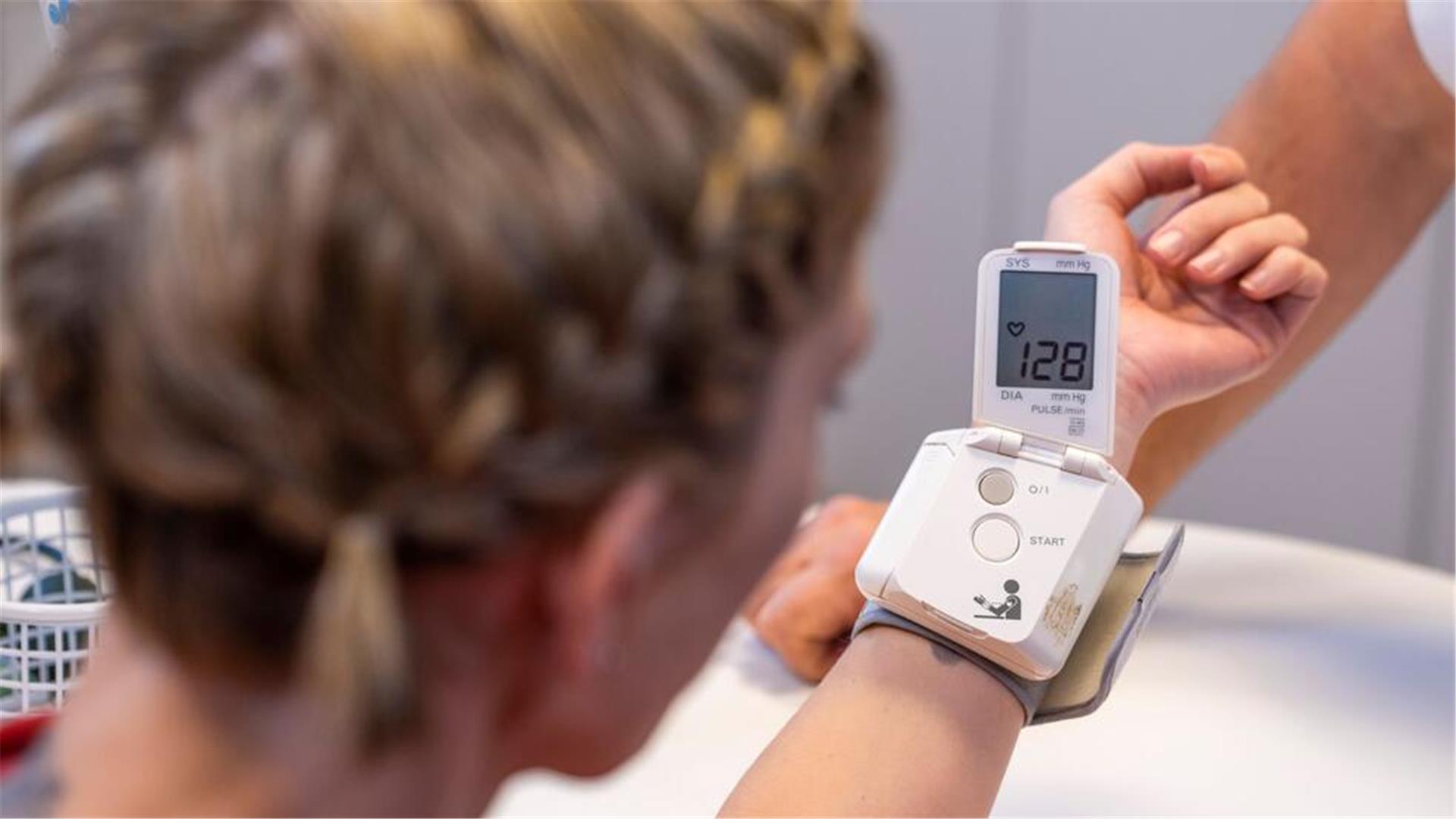 Ein Hausarzt misst den Blutdruck bei einer Patienten in einem der Behandlungszimmer. Tabletten gegen Bluthochdruck gehören zu den am häufigsten verordneten Arzneimitteln. Im Land Bremen entfielen 2024 durchschnittlich 97 Tagesdosen je Erwerbsperson auf Herz-Kreislauf-Medikamente.
