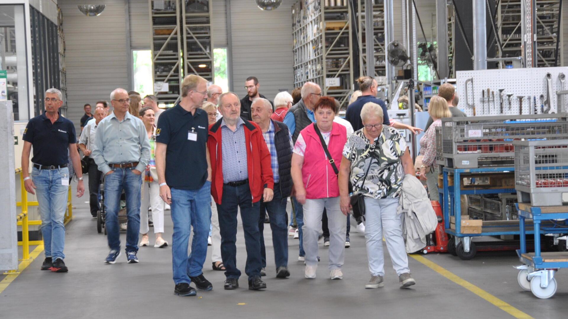 Tag der offenen Tür bei Lisega in Zeven: Tausende Besucher und Mitarbeiter hatten viel Spaß und nahmen an Werksführungen und dem bunten Programm teil.