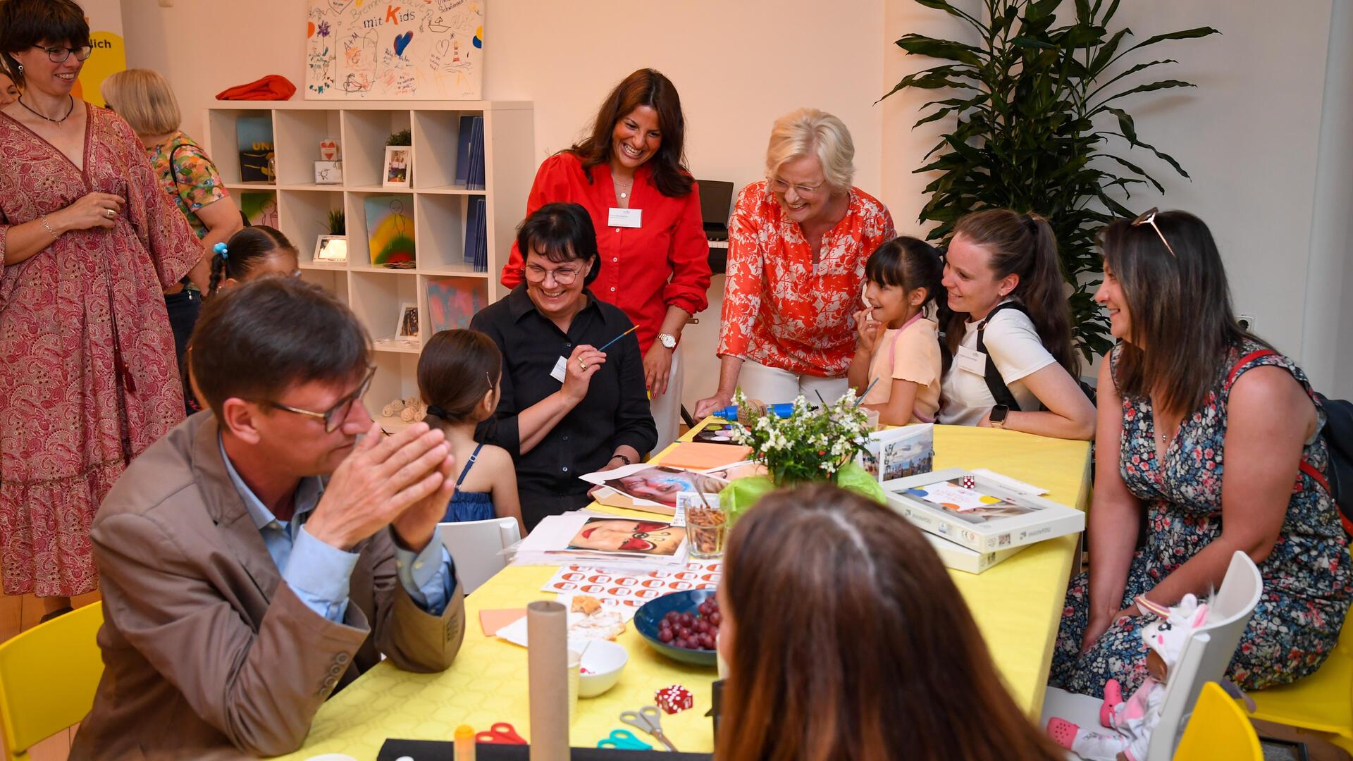 Tag der offenen Tür bei den „mitKids Aktivpatenschaften“ in Bremerhaven. In der Mitte Ingrid Ehlerding und die Bremerhavener Projektleiterin Sinem Öksuzogullari