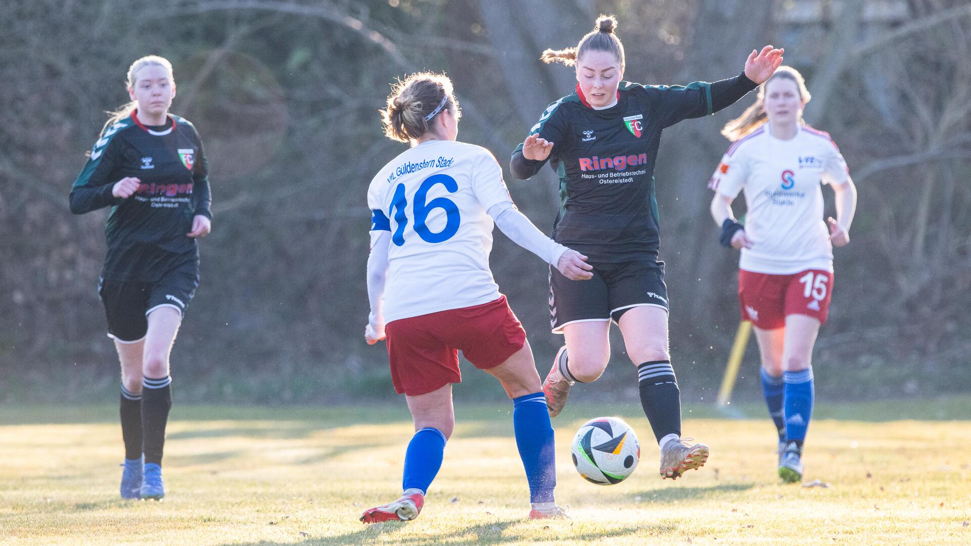 Tamara Gerke (am Ball) und ihre Mitspielerinnen vom FC Ostereistedt/Rhade wollen nach der 0:13-Klatsche vom Wochenende gegen Fischerhude Wiedergutmachung betreiben.