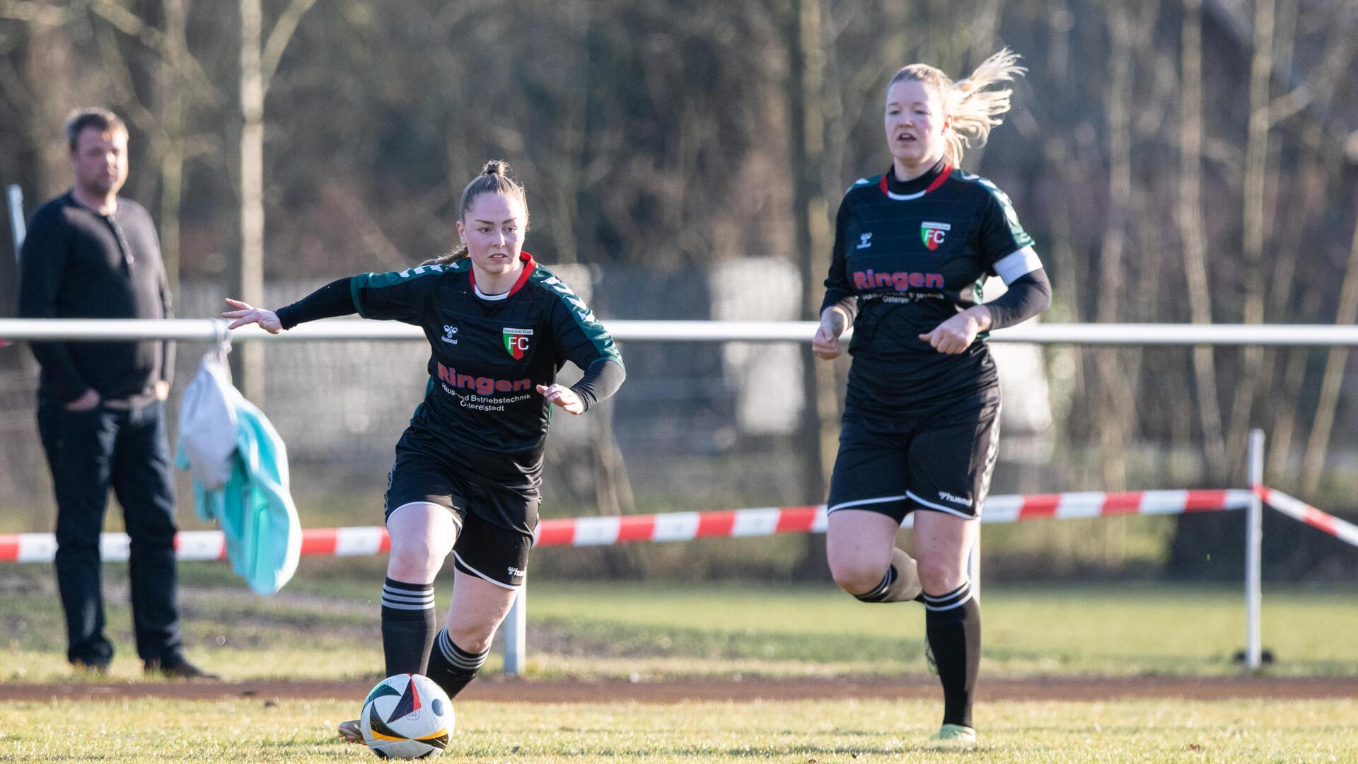 Tamara Gerke (links) mit ihren zwei Treffern und Anne Glinsmann sorgten für den  FC Ostereistedt/Rhade für die drei Tore gegen Stade.