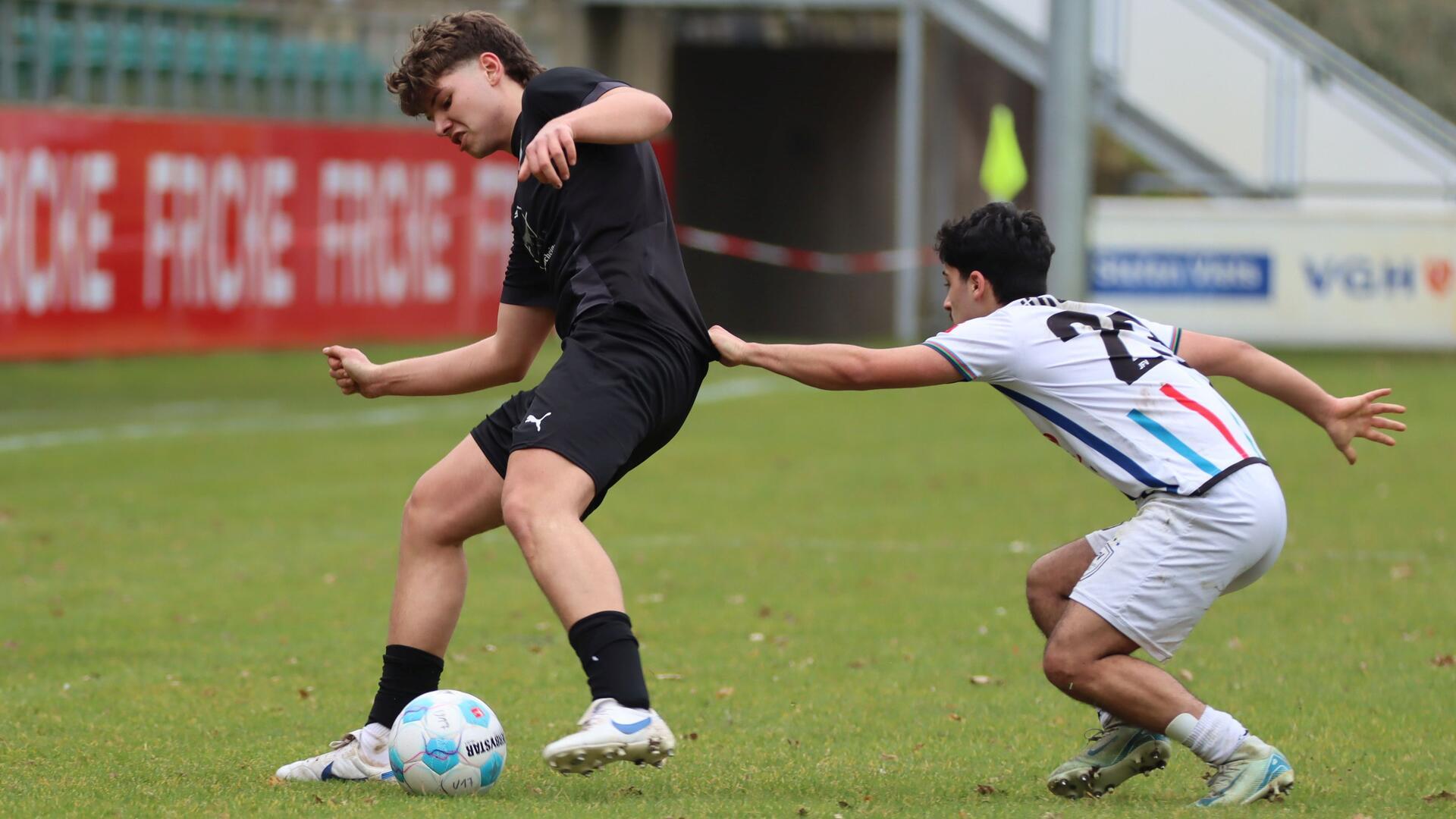 Tamer Lita (am Ball) und seine Mitspieler der U17 des JFV A/O/B/H/Heeslingen wollen in den fünf Heimspielen im Waldstadion die nötigen Punkte für den Klassenerhalt holen.