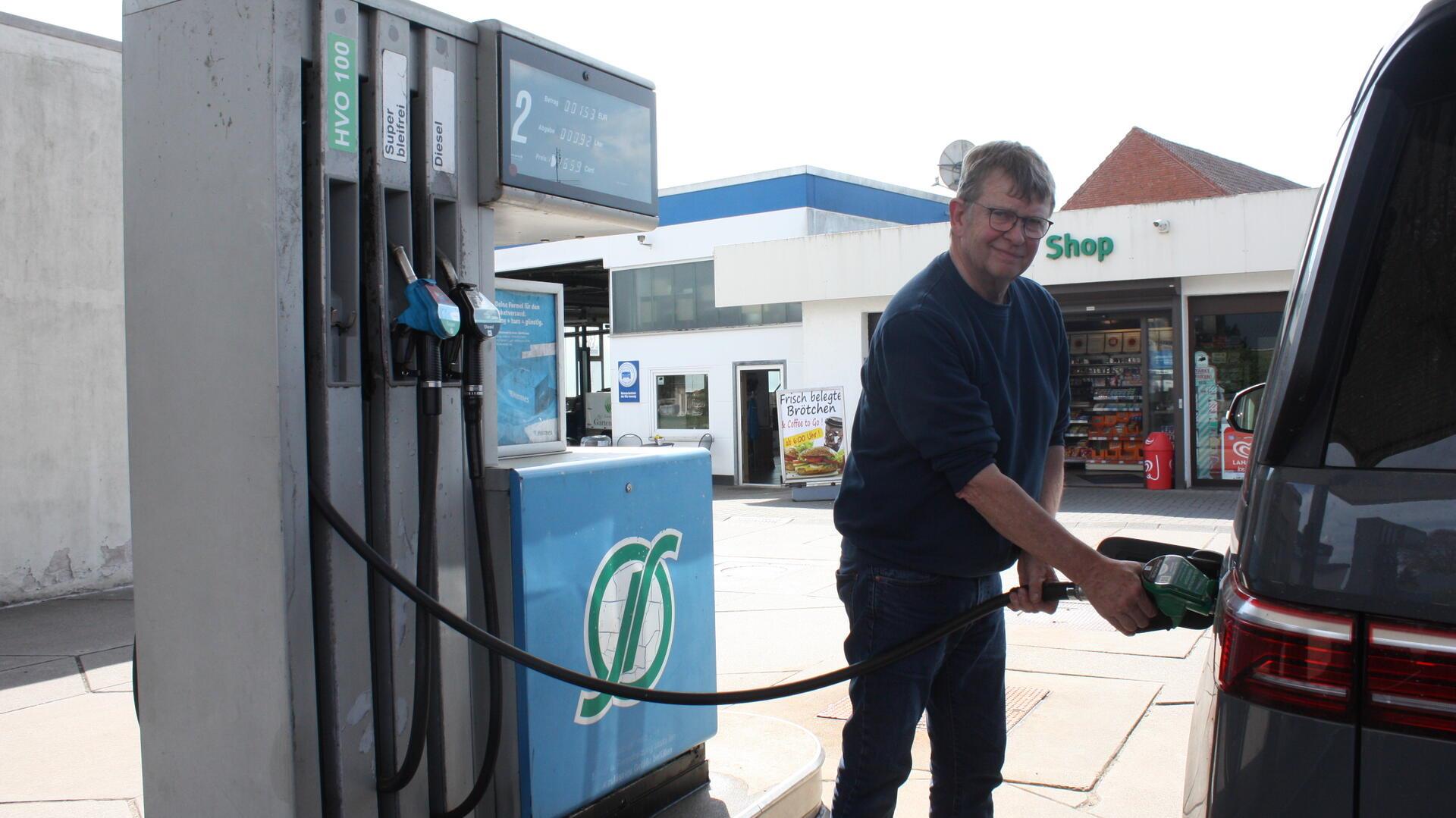 Tankstellenbesitzer Karl-Wilhelm Schnars betankt sein Fahrzeug mit dem Diesel HVO 100.