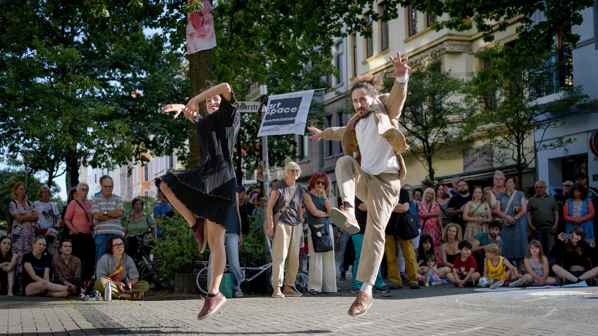 Tanzen mitten auf der Straße: Die Alte Bürger ist auch schon früher immer mal wieder für Veranstaltungen gesperrt worden. Foto: Masorat