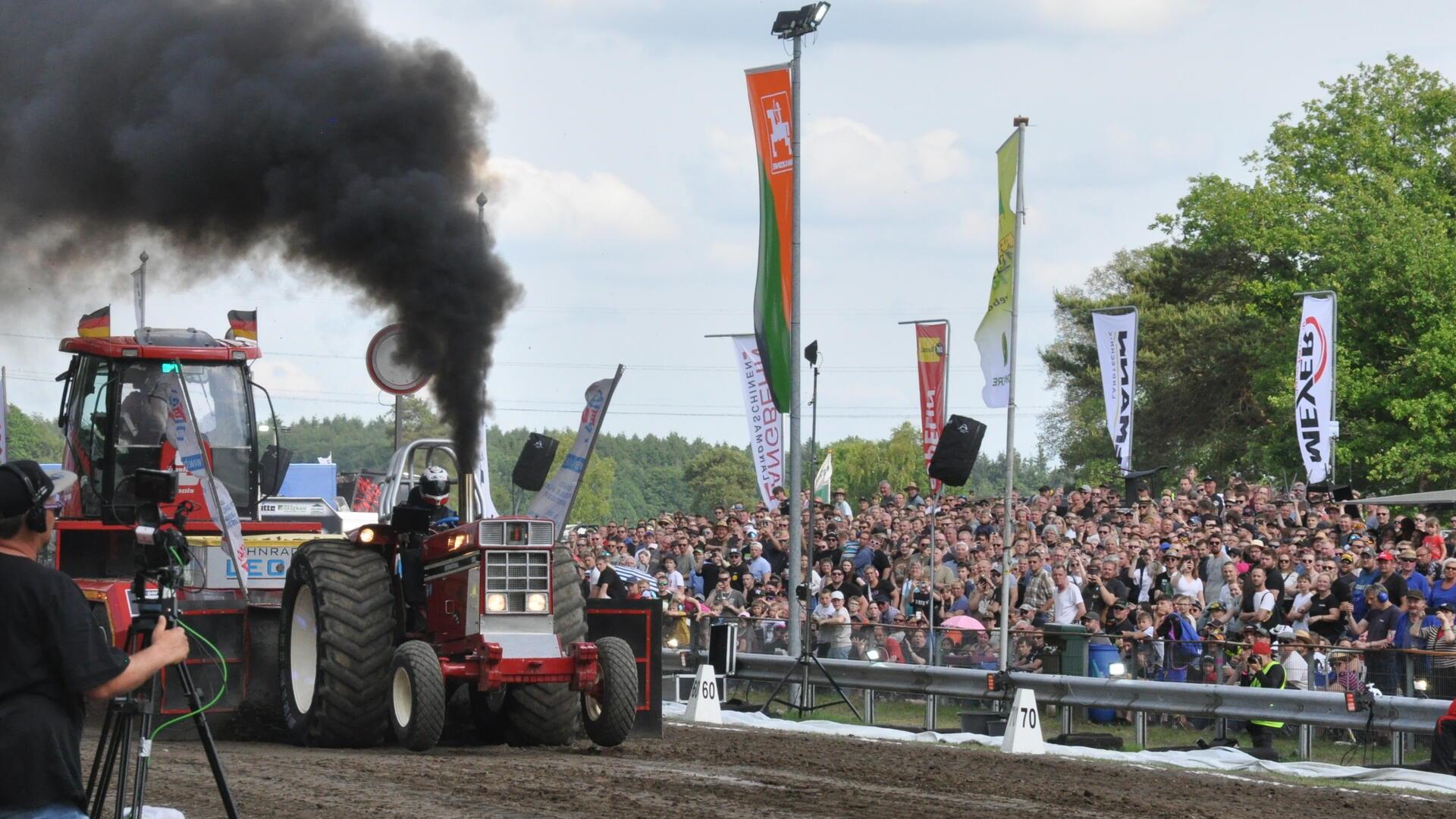 Tausende Farm-Pulling Fans verfolgten die Wettkämpfe in Volkmarst.