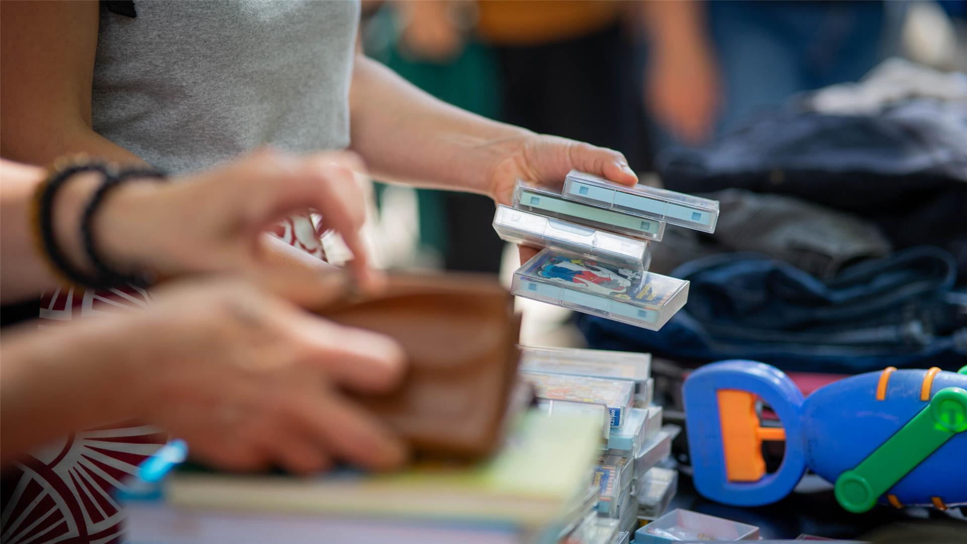 Alte Kassetten werden auf einem Flohmarkt angeboten