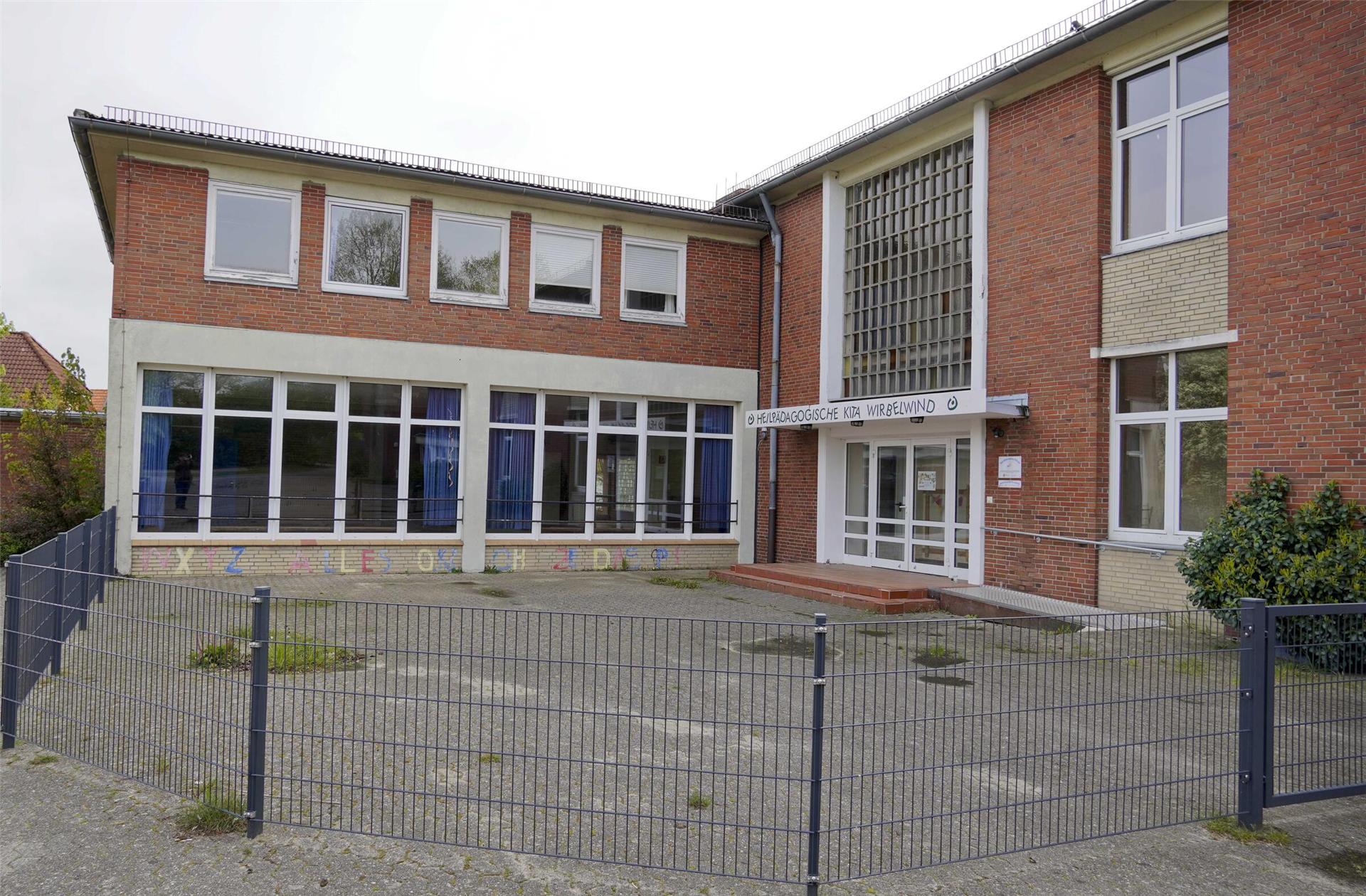 Hesedorfer Ortsrat diskutiert intensiv über den Ortskern Teile der alten Josef-Guggenmos-Grundschule in Hesedorf wurde in den vergangenen Jahren von der Lebenshilfe Selsingen genutzt, die das Gebäude übergangsweise als Kita-Standort genutzt hat. Danach plant die Stadtverwaltung den Abriss des Gebäudes - sehr zum Unmut des Hesedorfer Ortsrates.
