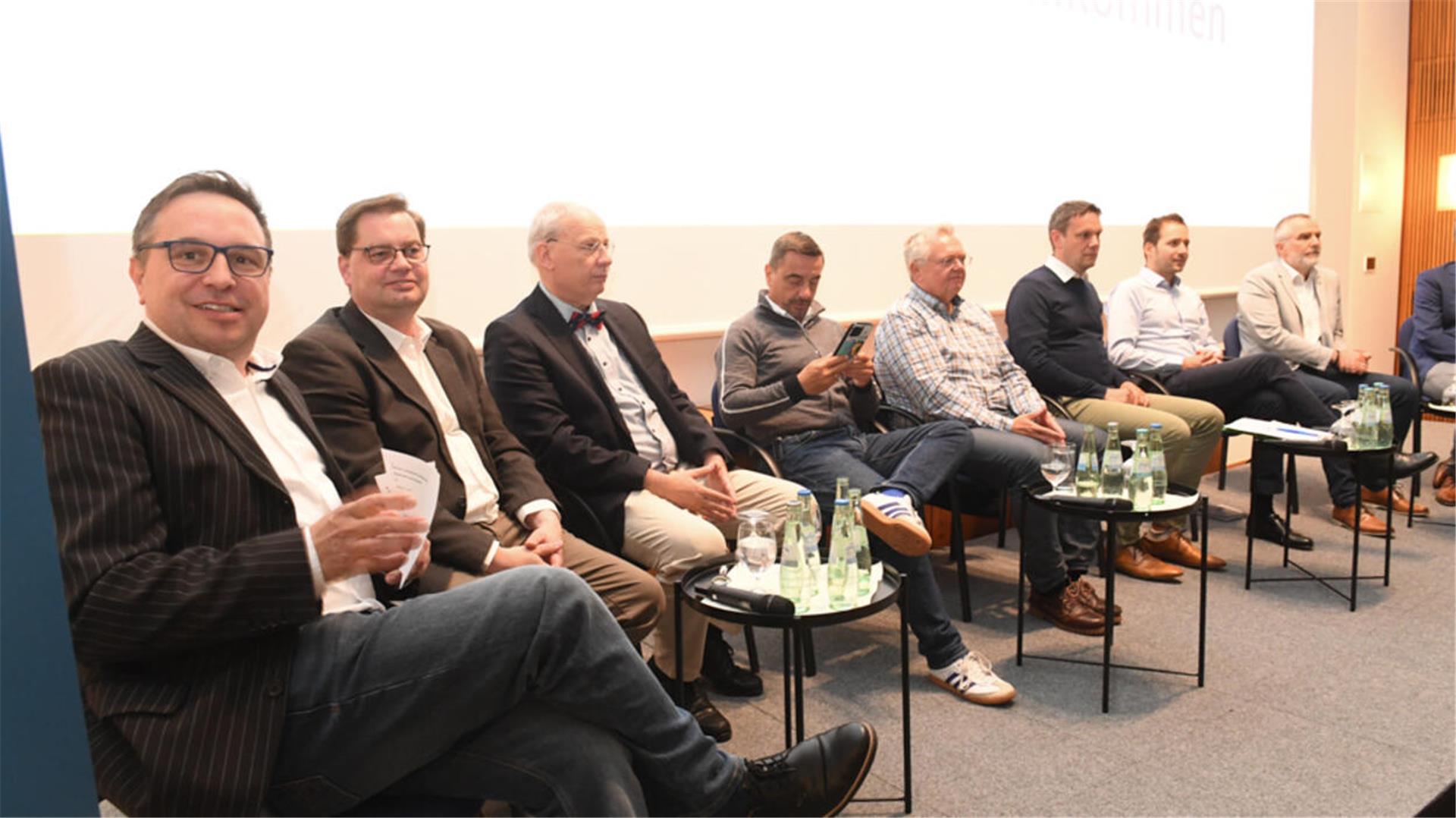 Teilnehmer im Podium. 