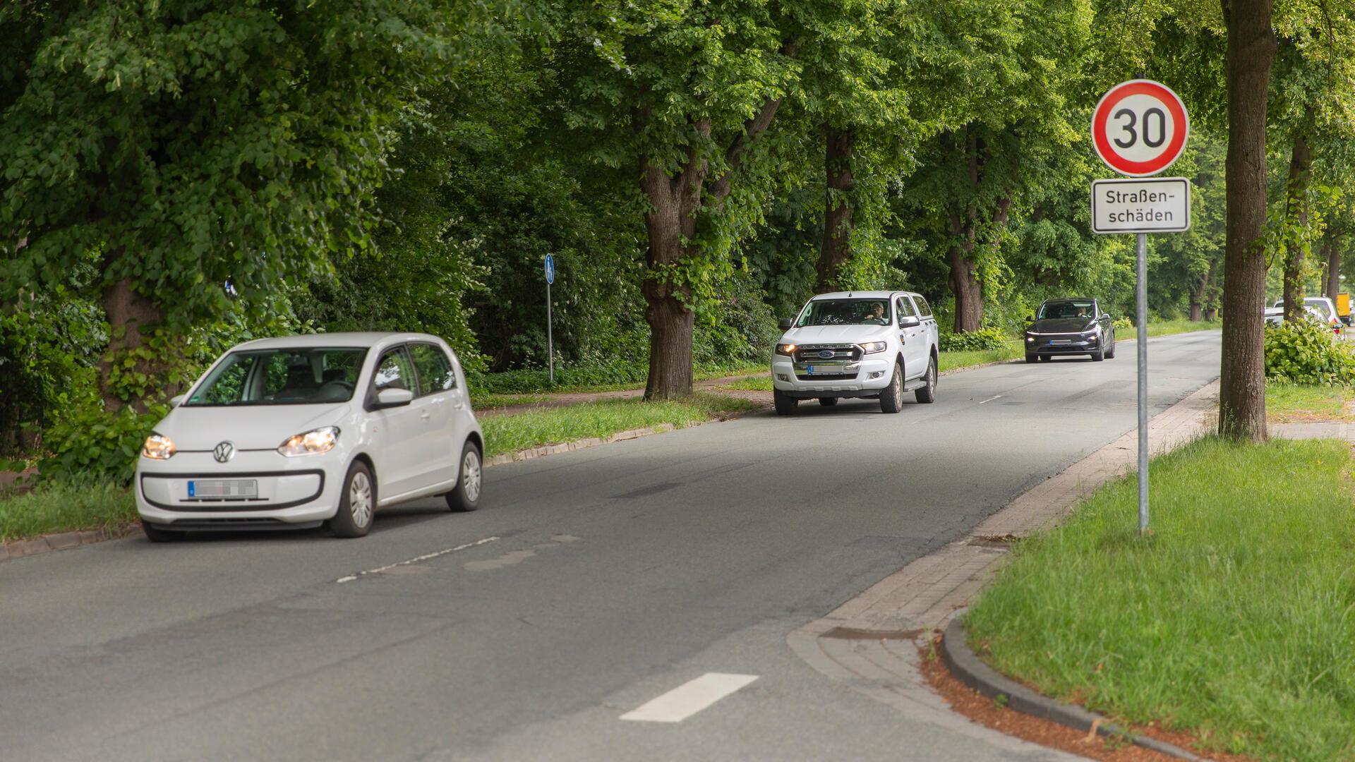 Tempo 30 Schild an schadhafter Landesstraße (Debstedter Straße)