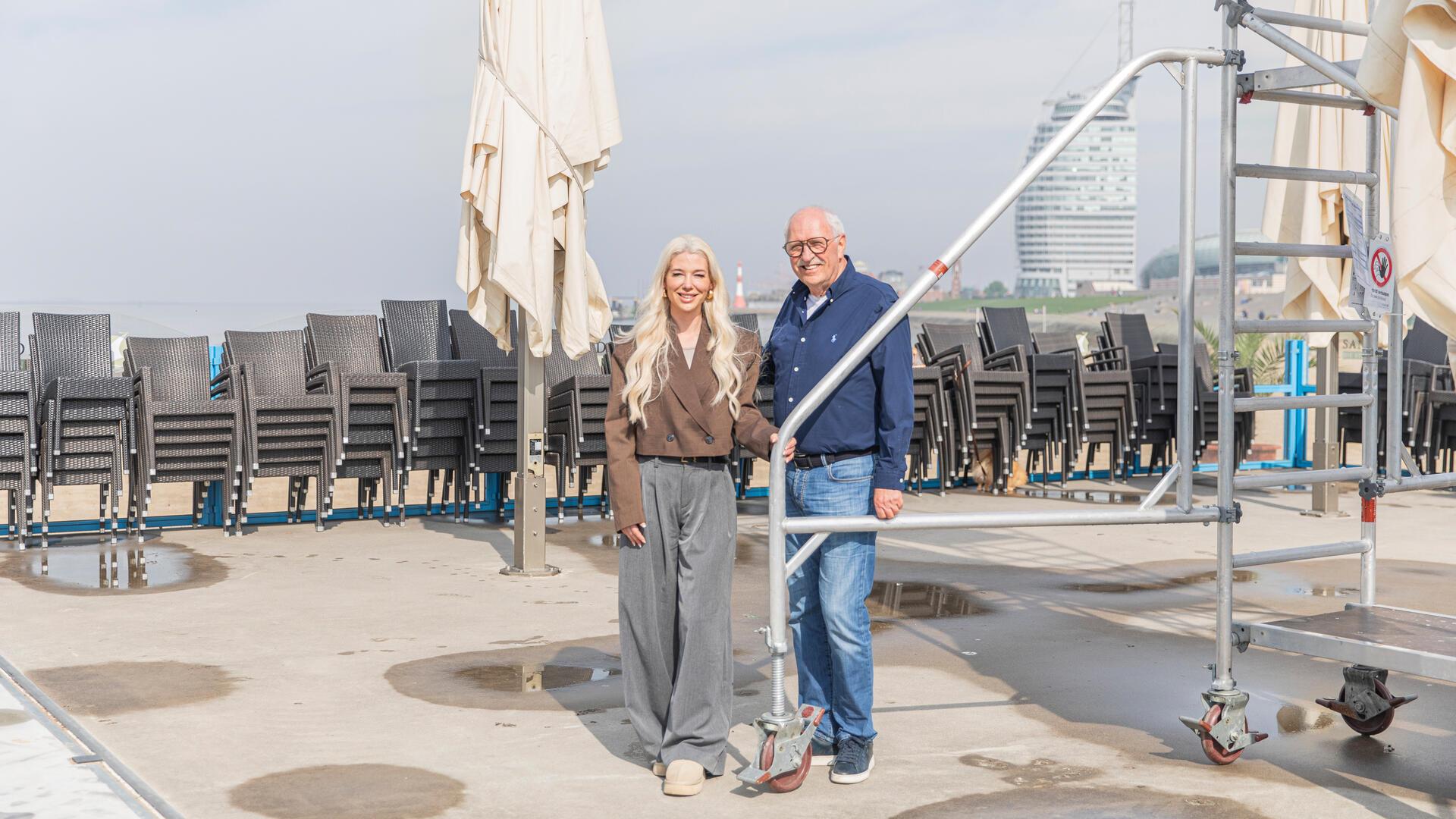 Eine blonde Frau und ein älterer Mann. Terrasse erweitert: Pächter Bernhard Venhofen und Tochter Celine freuen sich auf die ersten Partygäste.