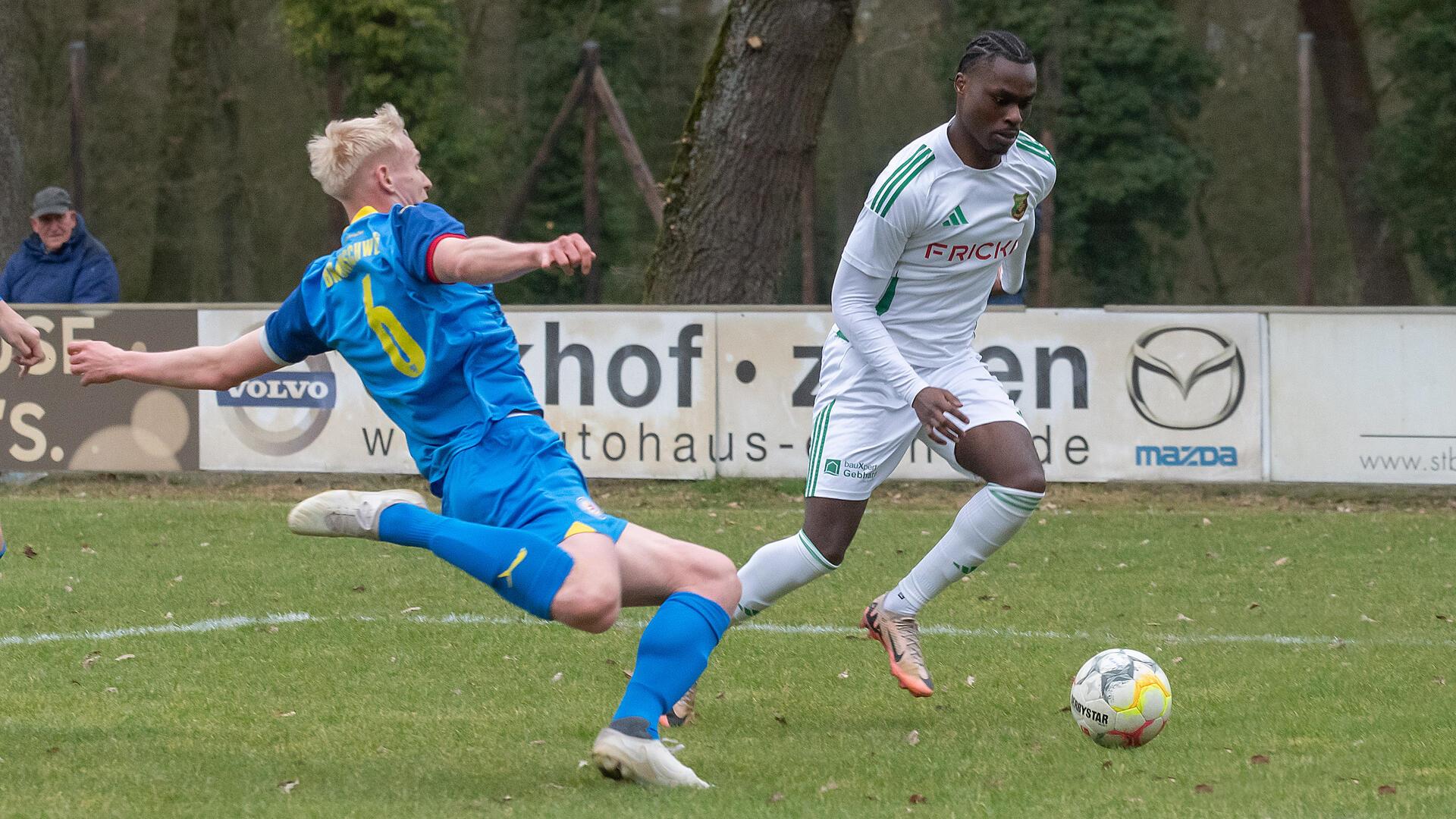 Heeslinger SC zahlt gegen Eintracht Braunschweig Lehrgeld und unterliegt mit 1:2 Terry Becker erzielte in der zweiten Halbzeit den Anschlusstreffer, doch zu mehr reichte es gegen Braunschweig am Ende nicht.